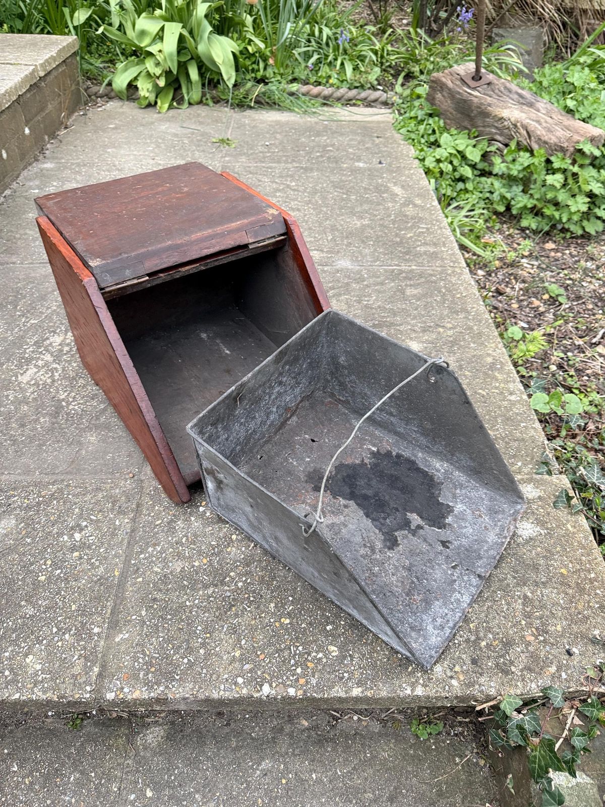 photo vintage Antique Victorian Carved Wooden Coal Scuttle Brass Mount Fireside Storage Box
