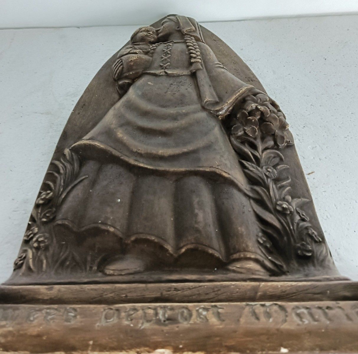 photo furniture Antique Plaster Standing Hanging Plaque Statue Virgin Mary Madonna With Infant