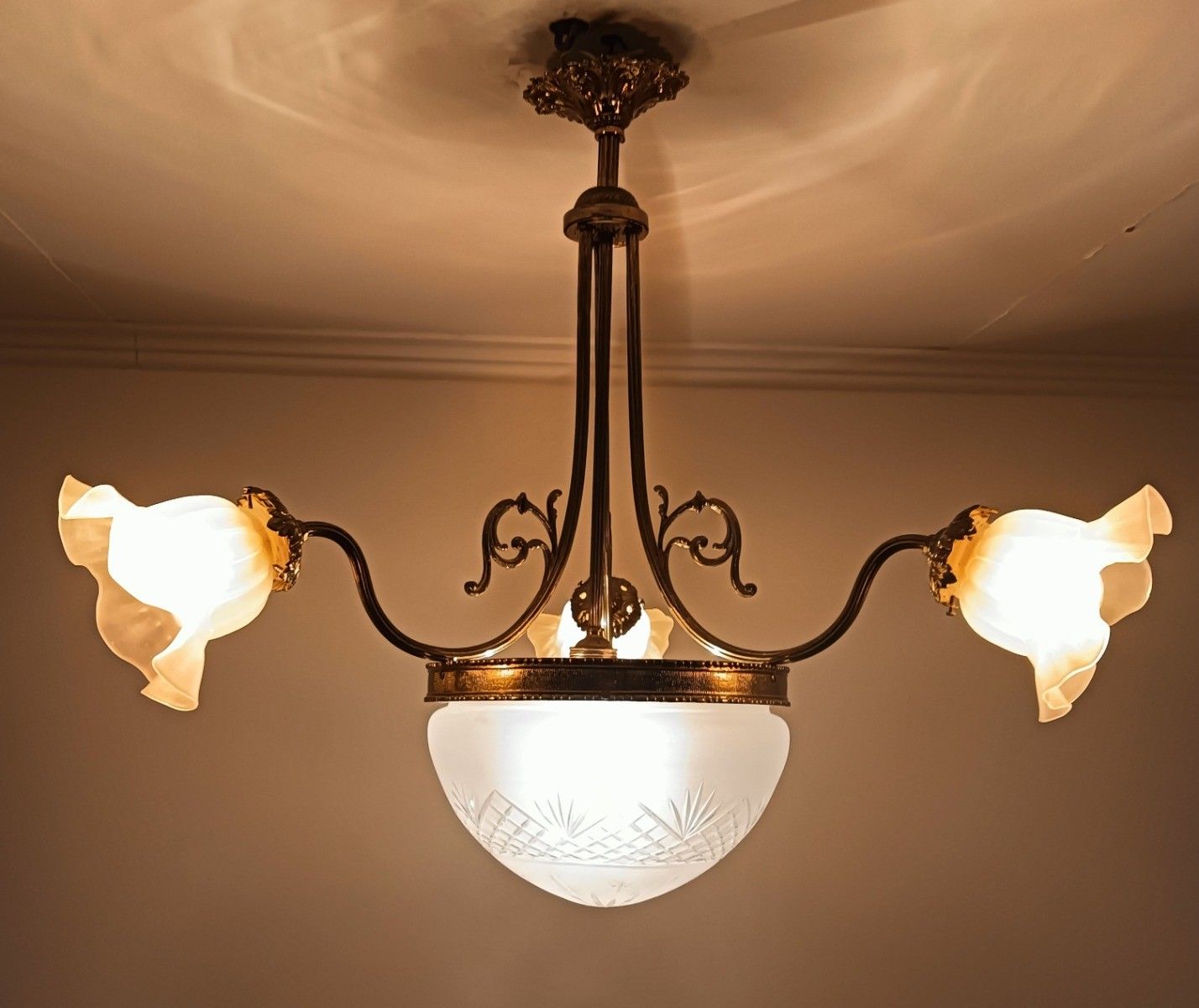 photo furniture Art Deco Antique Chandelier 4 Lights 3 Arm Decorative Etched Glass French Empire