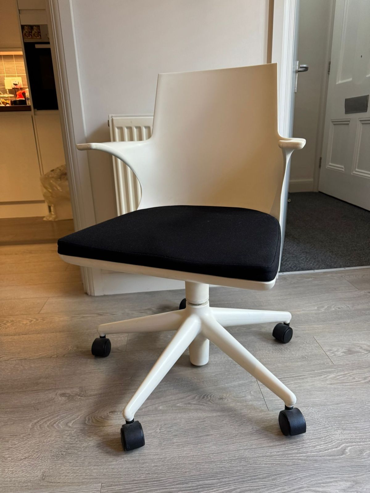 Kartell Spoon Chairs (2), Late 20th Century photo buy