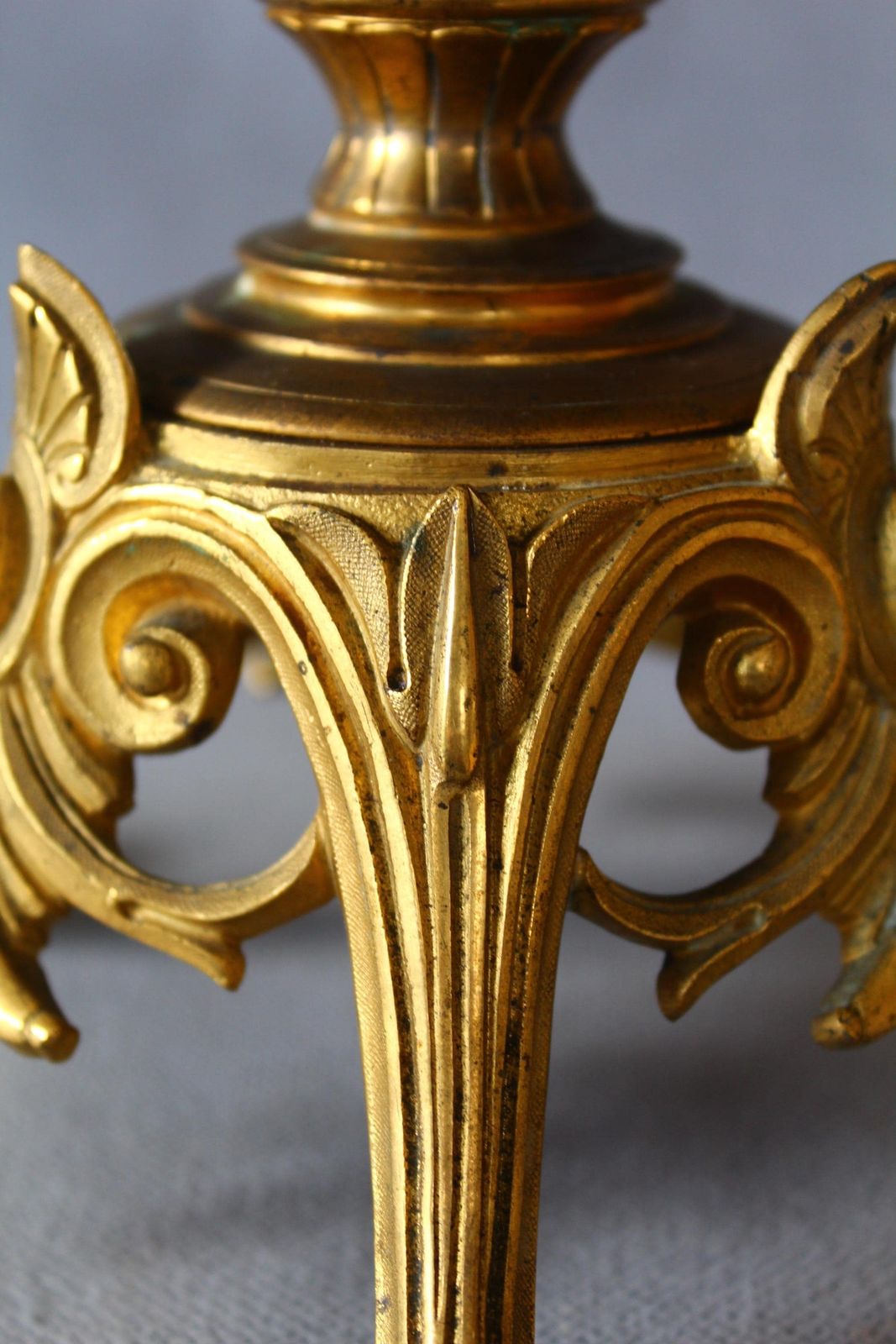 photo furniture Antique French Empire Revival Bronze Pedestal Stand Or Base, Signed F. Delarue Paris, Gilded, Tripod Feet, Lion Paw, Acanthus Leaf, Napoleon