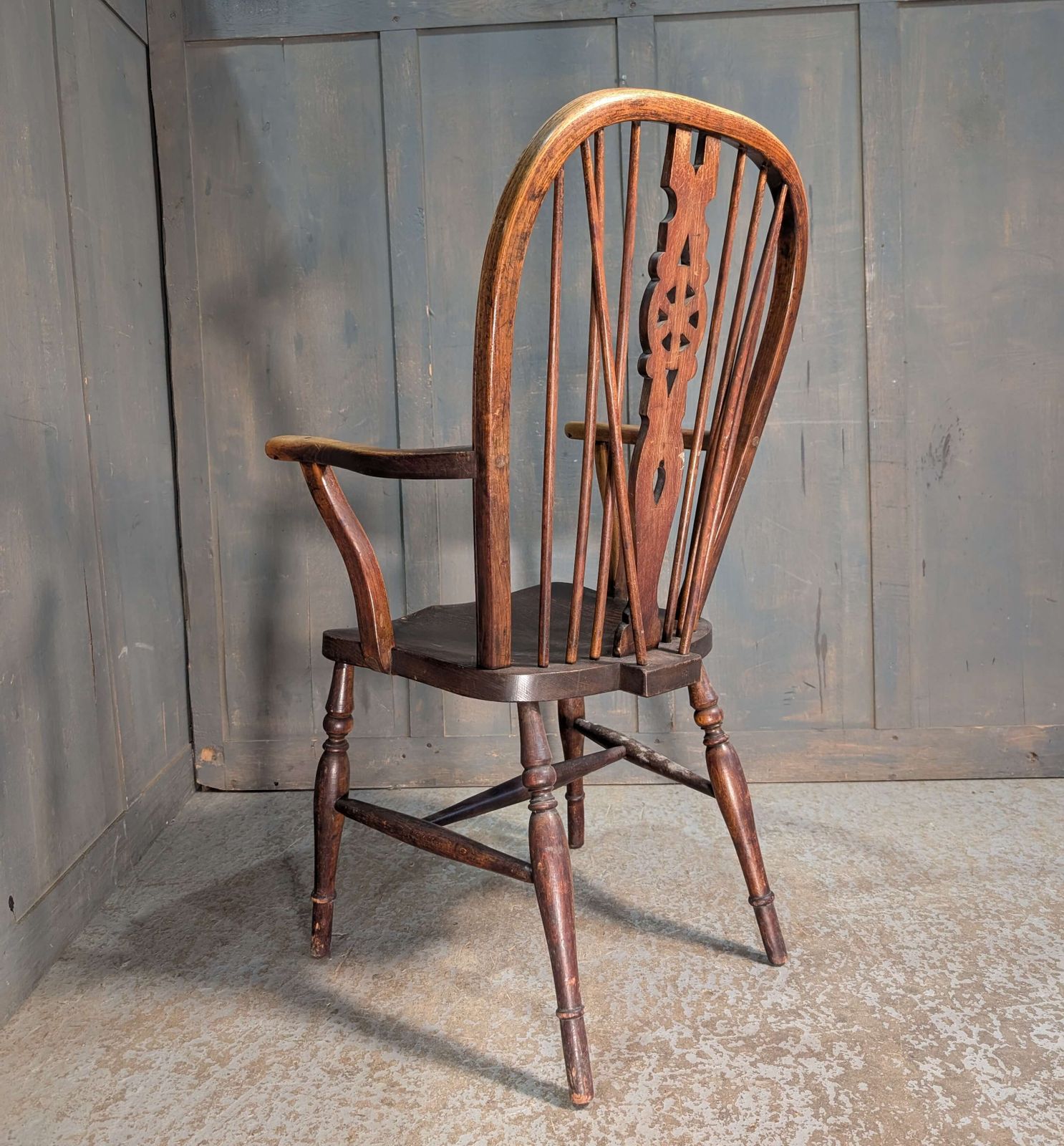 Antique Windsor Wheelback Elbow Chair photo 168.0