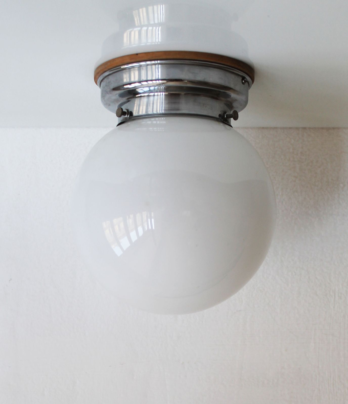 photo vinterior Pair Of 1930s Modernist Ceiling Or Wall Lights With Milk Glass Globes