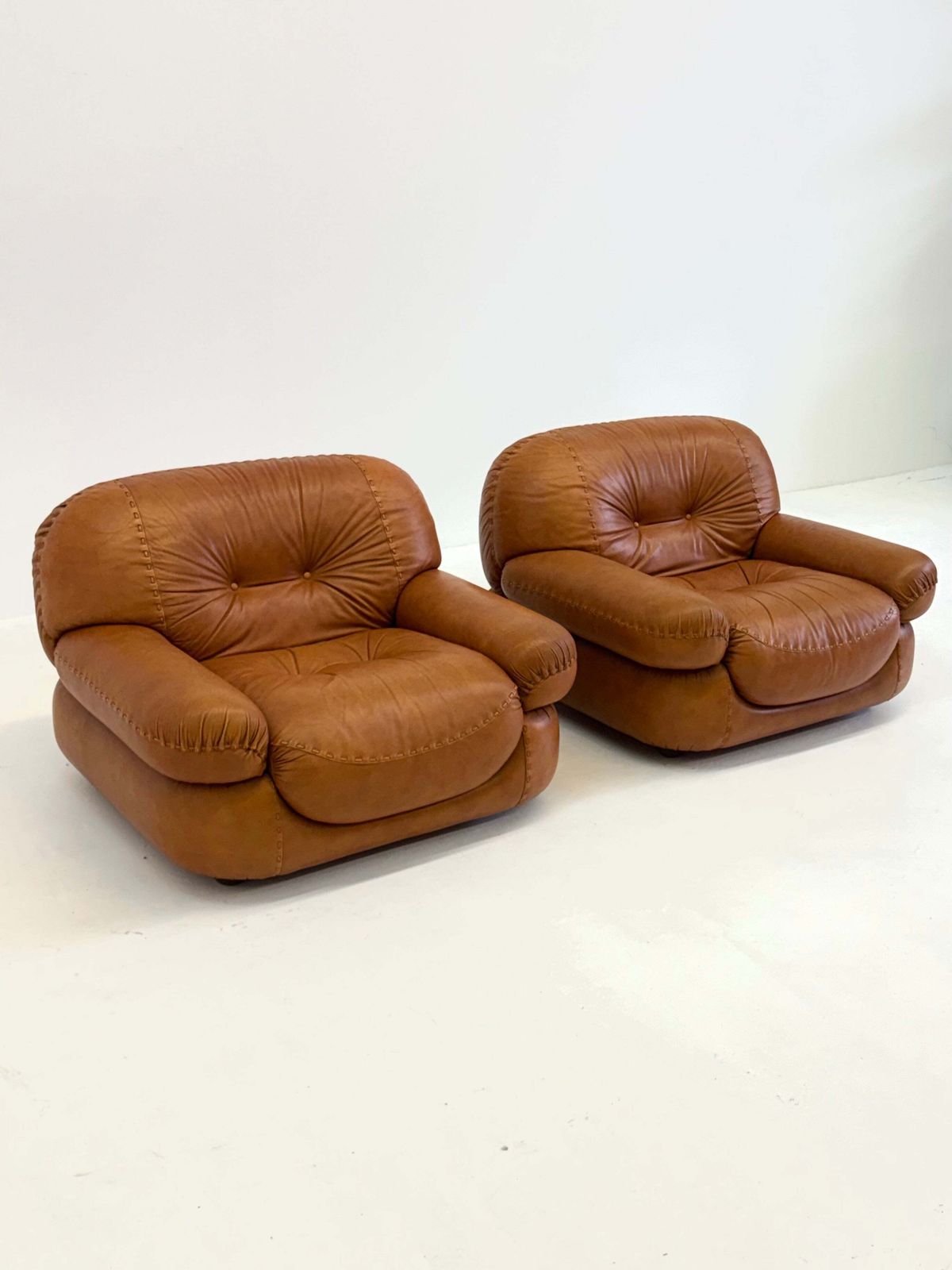 photo furniture Cognac Brown Leather Sapporo Armchair For Mobil Girgi