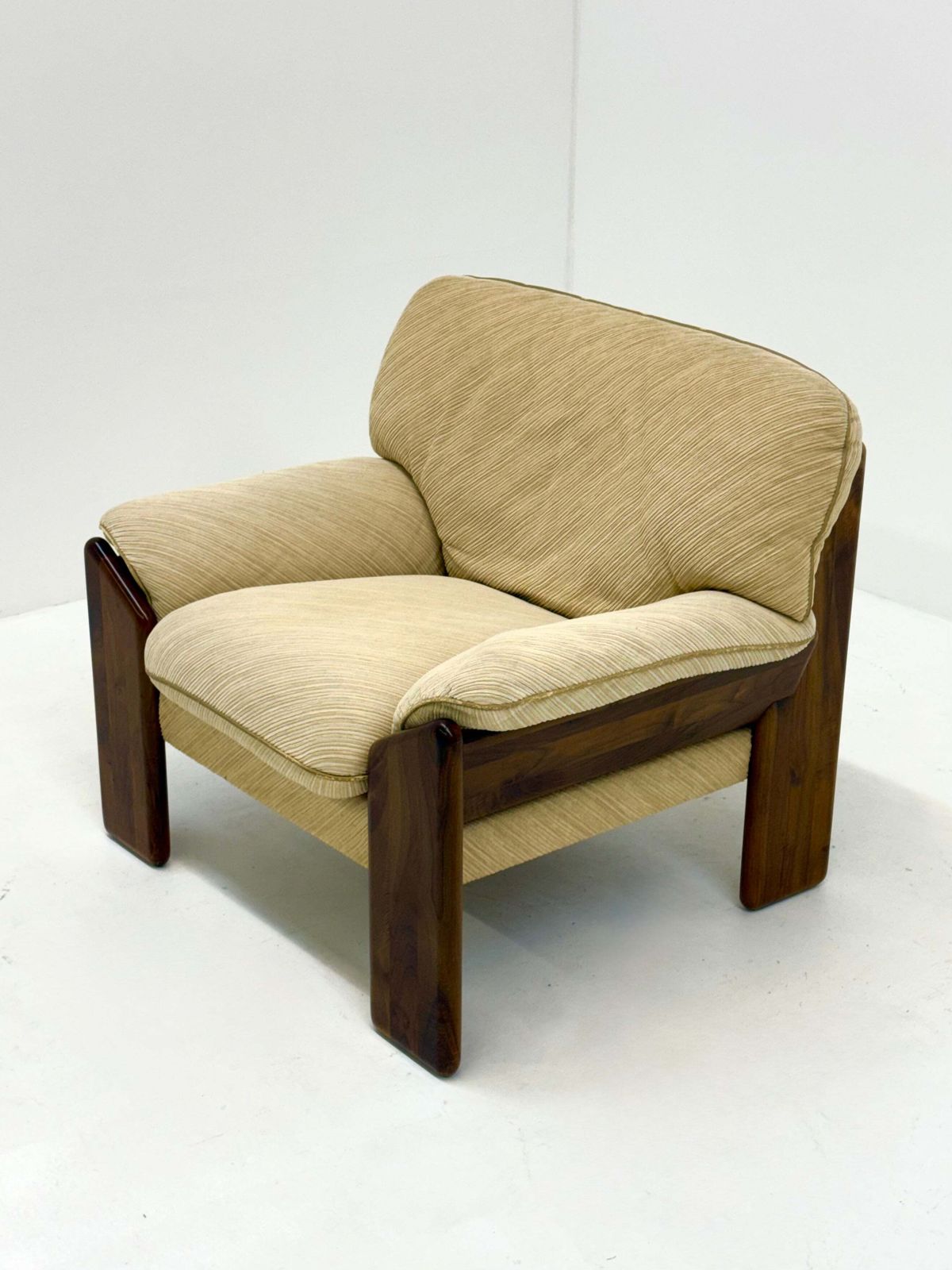 Sapporo Fauteuils Van Mario Marenco Voor Mobil Girgi photo vinterior