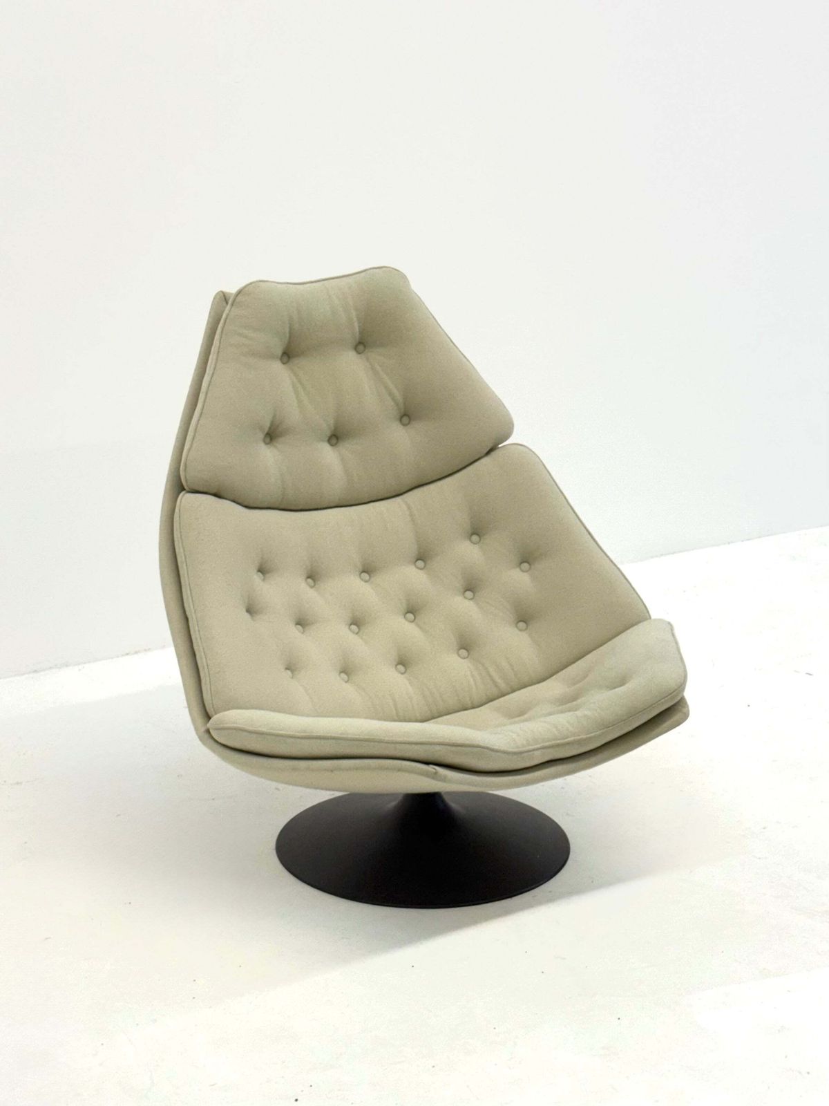 Artifort F588 Lounge Chair With Ottoman By Geoffrey Harcourt photo for sale