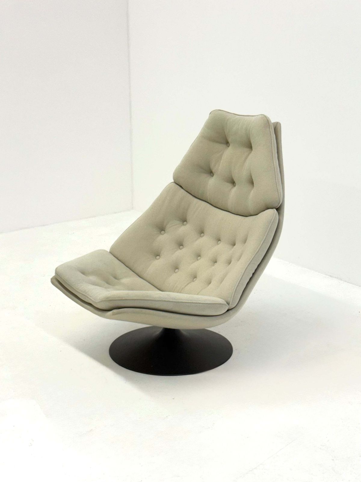 photo furniture Artifort F588 Lounge Chair With Ottoman By Geoffrey Harcourt