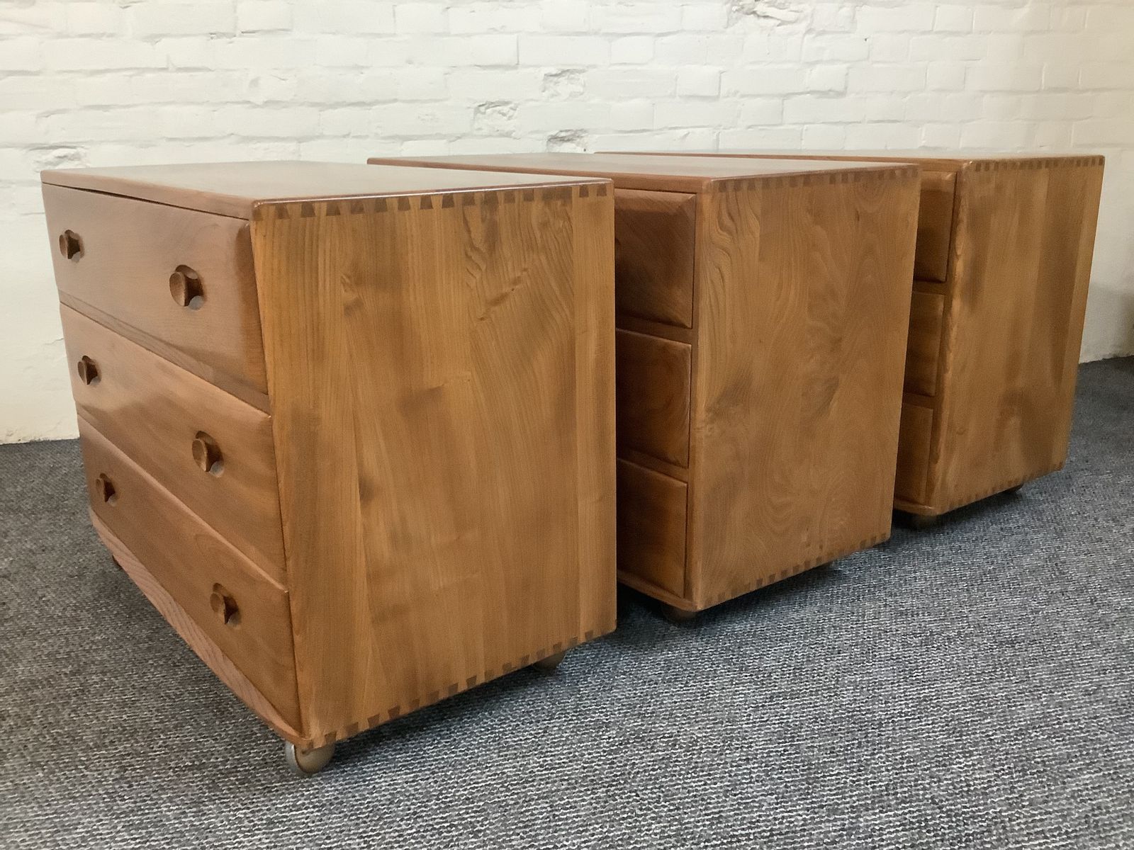 photo vinterior Matching Trio Of Ercol Windsor Chest Of Drawers.