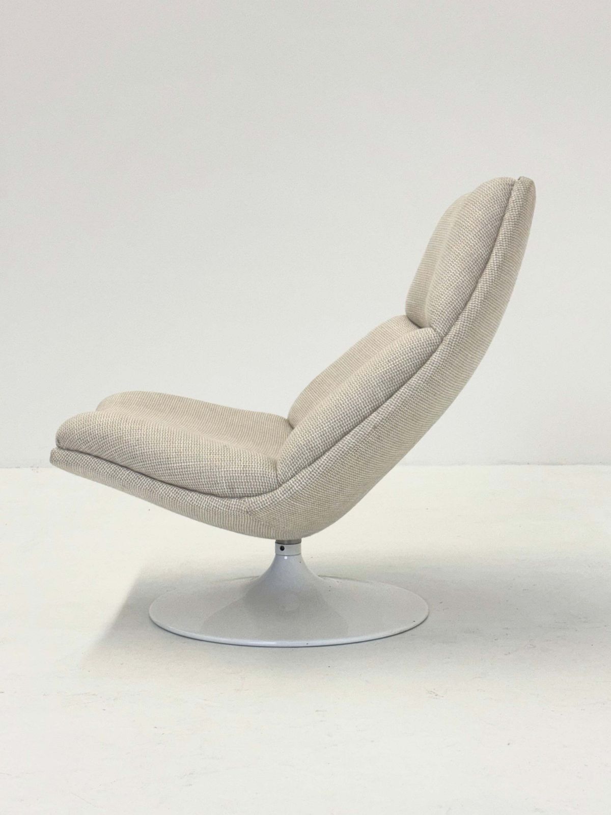 photo furniture Artifort F511 Armchair In Cream