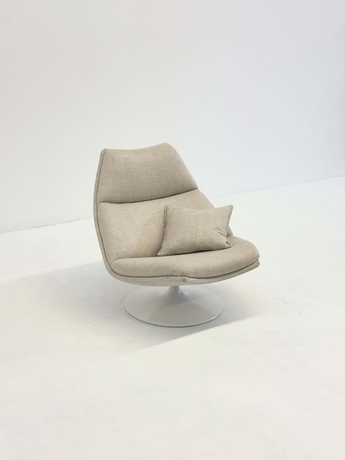 Furniture Artifort F511 Armchair In Cream photo