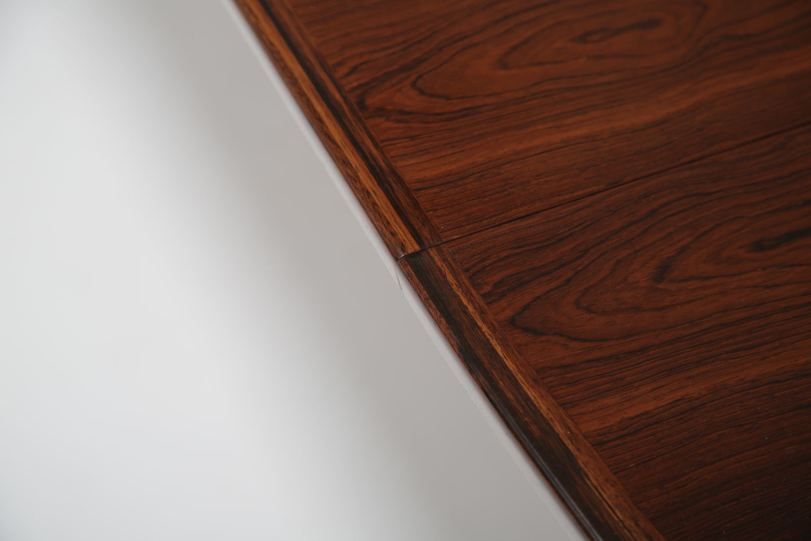 photo vintage Arne Vodder Model 212 Figured Rosewood Dining Table: 10 Seater Extending 10 Seater For Sibast Mobler, 1960s