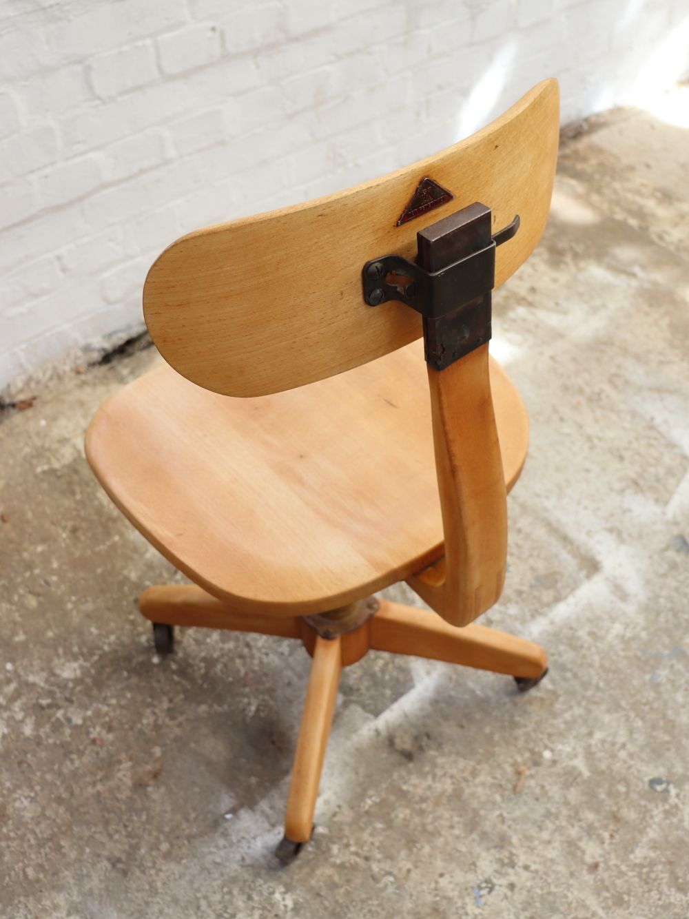 photo vinterior Beautiful Vintage German Federdreh Office Chair