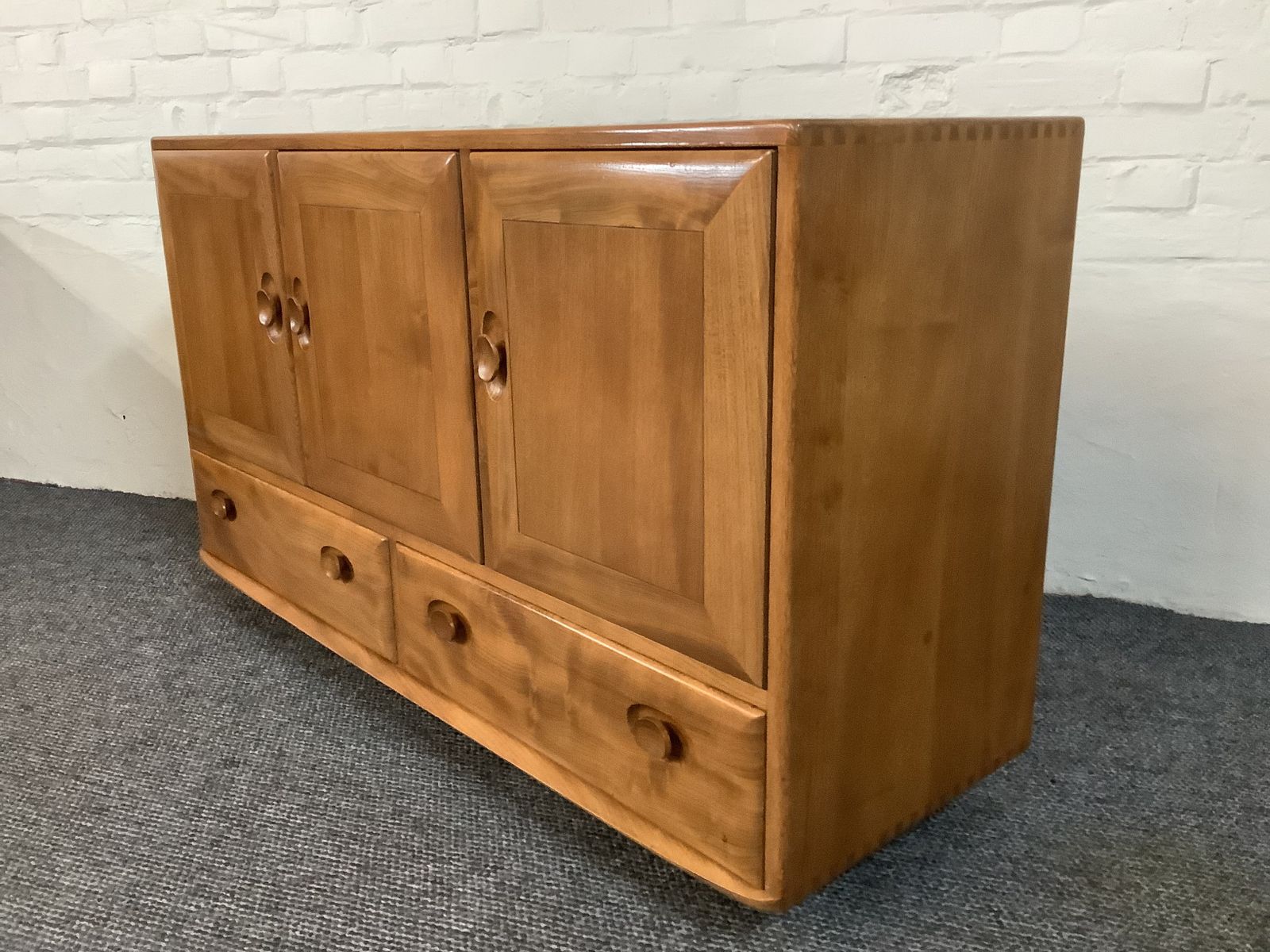 Ercol Windsor 468 Sideboard In Excellent Original Condition. photo vintage