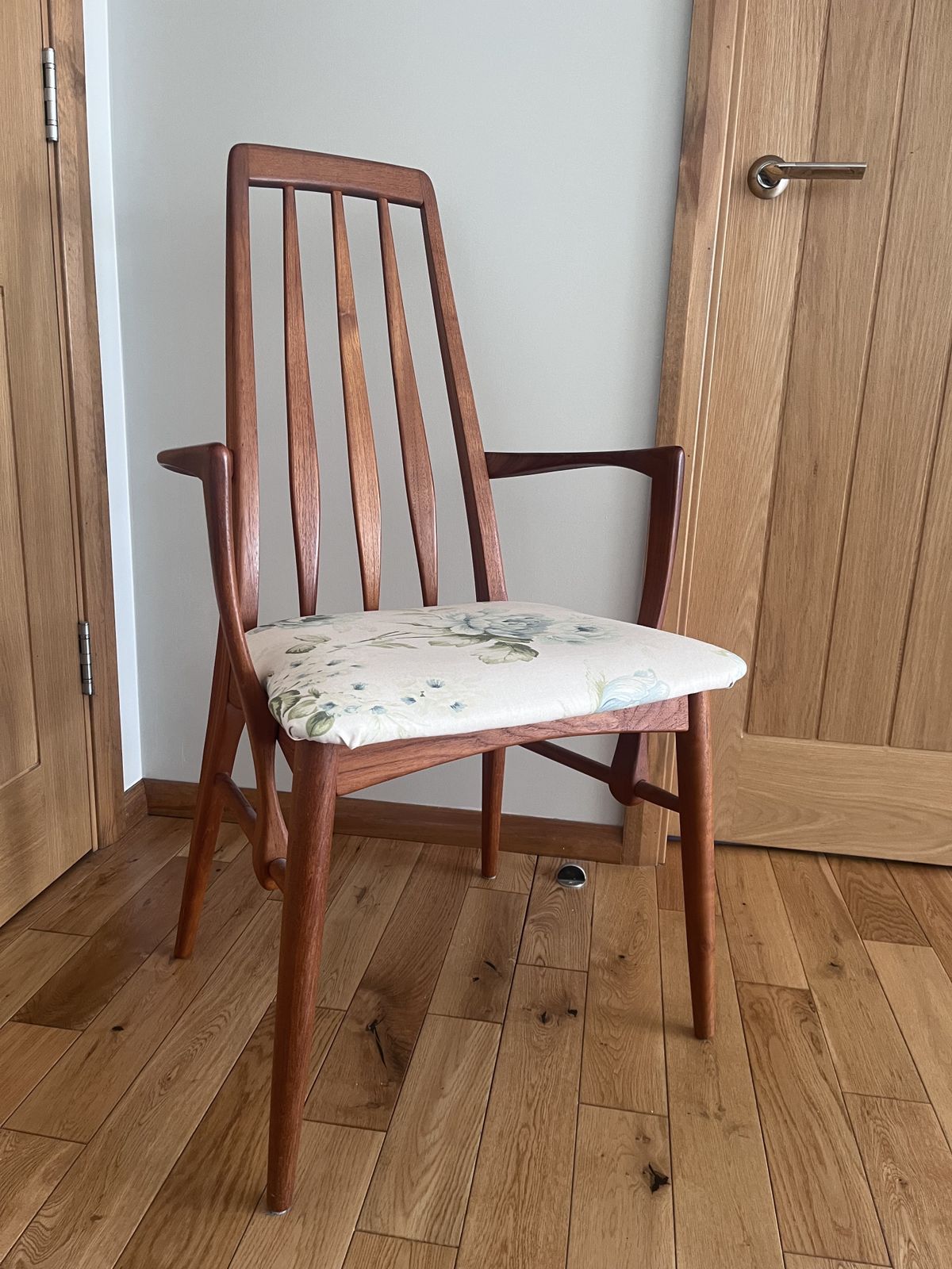 A High Quality Danish Teak Extending Dining Set By Gudme Møbelfabrik, Comfortably Seating 8–10 And Presented In Excellent Condition photo furniture