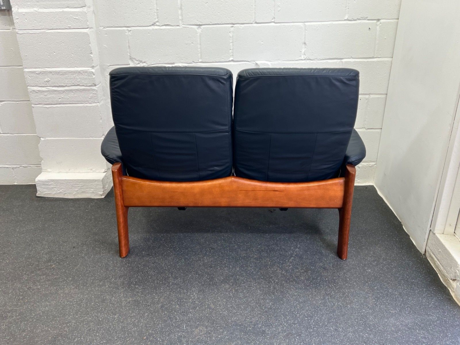 photo vinterior Vintage Ekornes Leather And Teak Montana Stressless Sofa Retro (Delivery Availab