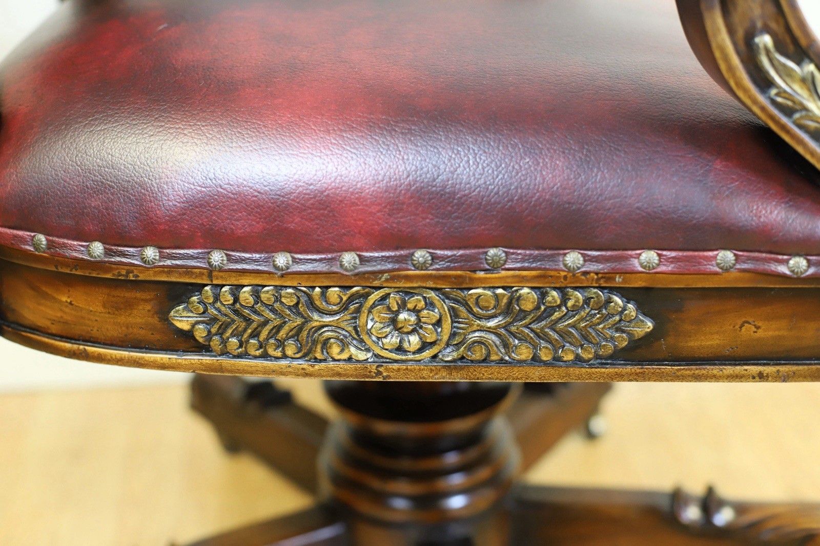 photo vinterior Stunning Victorian Empire Style Gilt Carved Wood Executive Swivel Chair