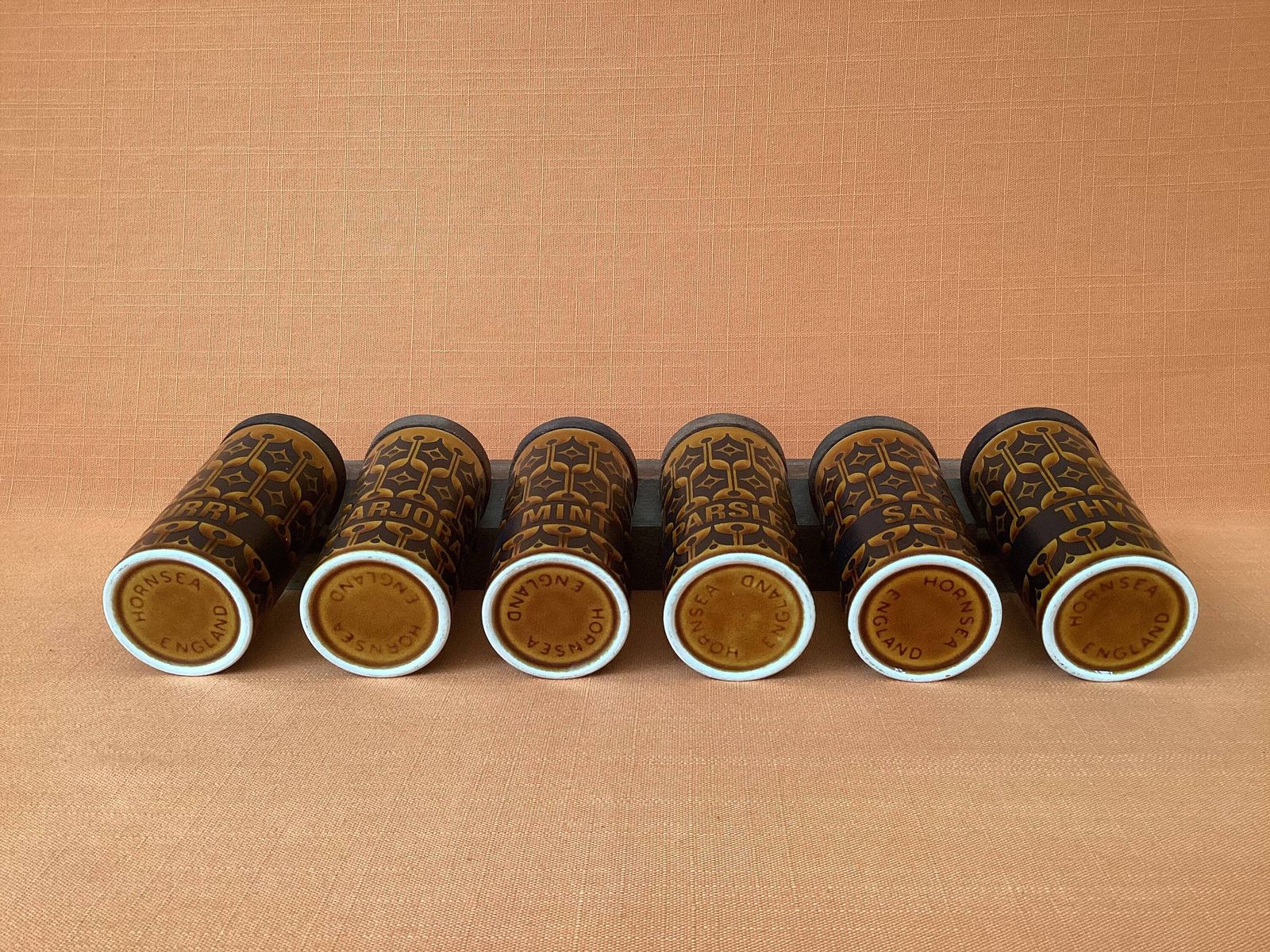 1970s Hornsea Heirloom Spice Rack With 6 Tall Labelled Spice Jars In Autumn Brown photo Home Decor