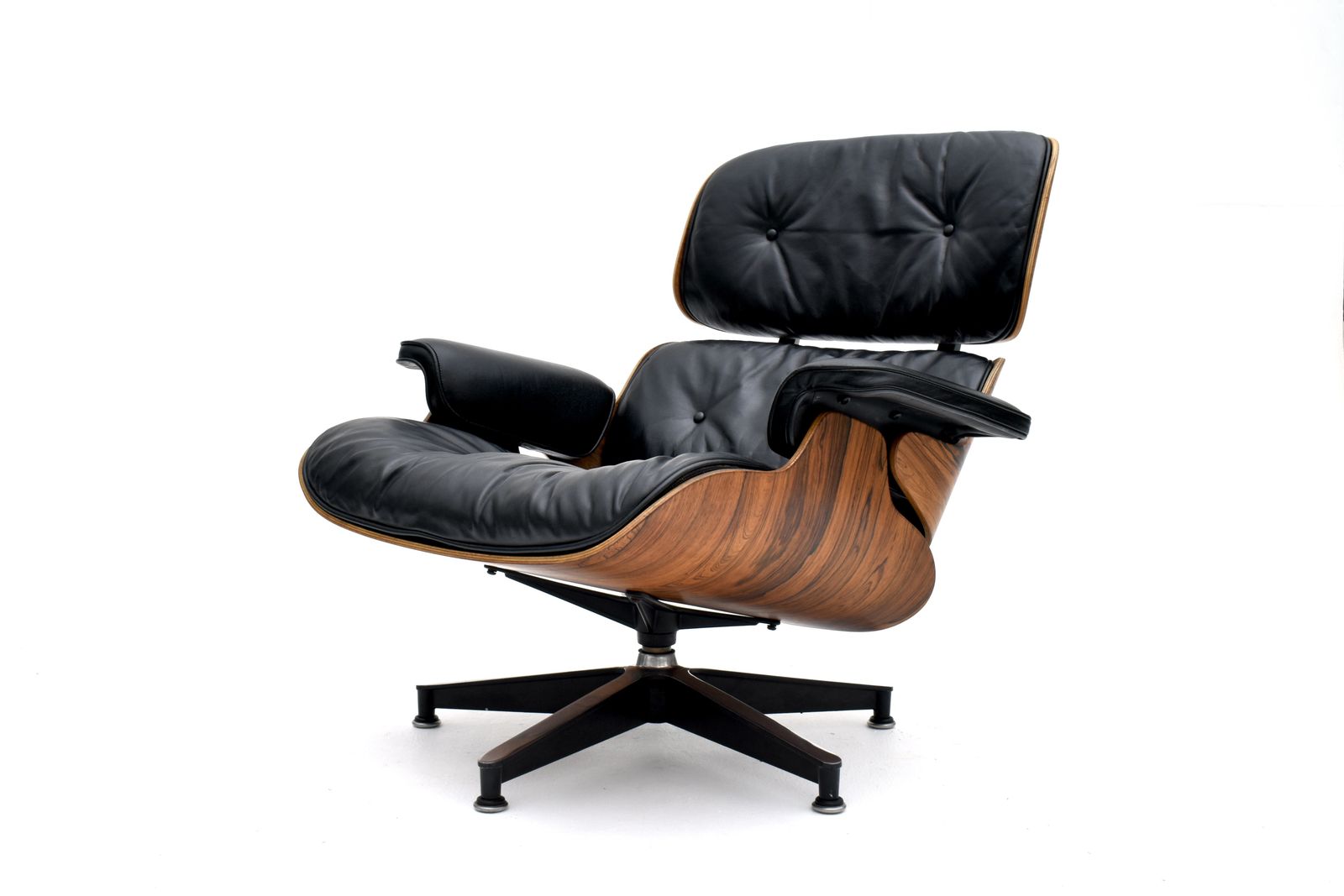Early 1960s  Production Vintage Eames Lounge Chair For Herman Miller photo furniture