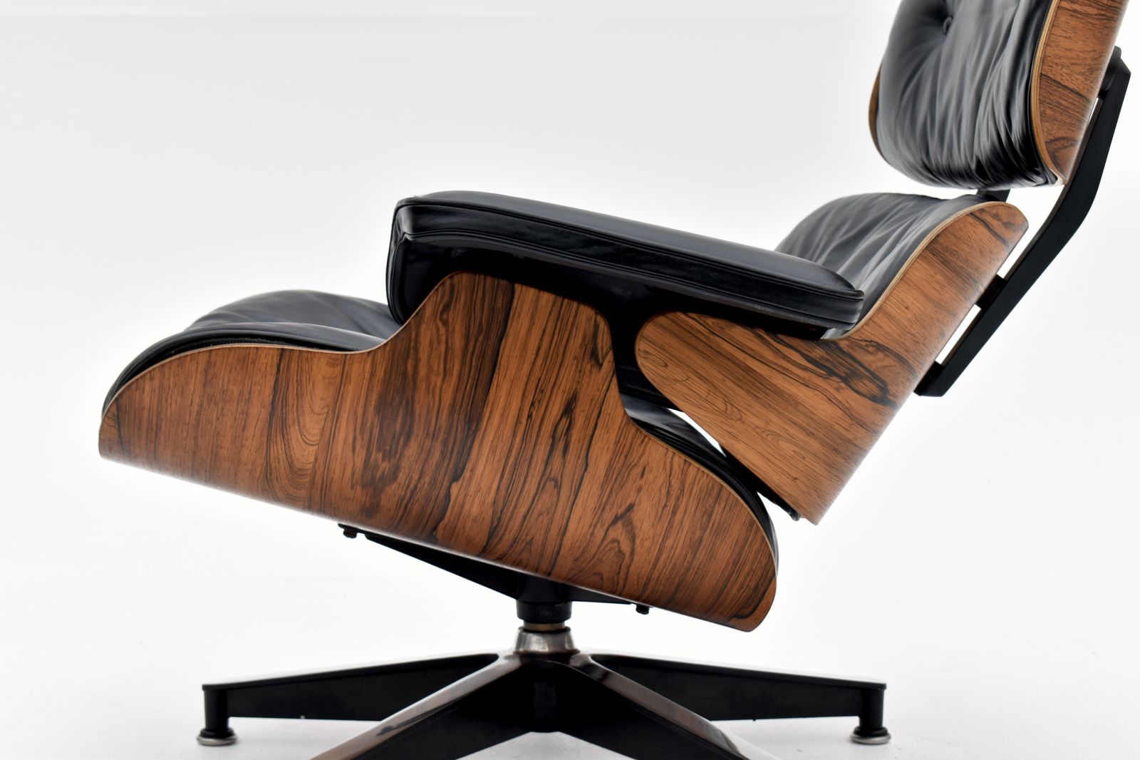 Early 1960s  Production Vintage Eames Lounge Chair For Herman Miller photo vinterior