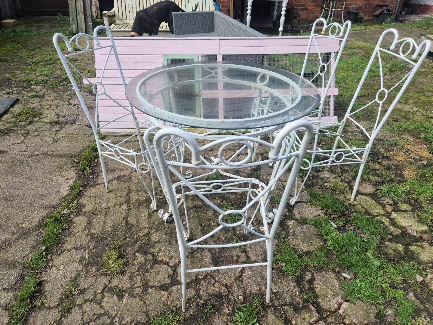 Vintage White Ornate Metal Framed Round Garden/Outdoor Table & 4 Matching Chairs