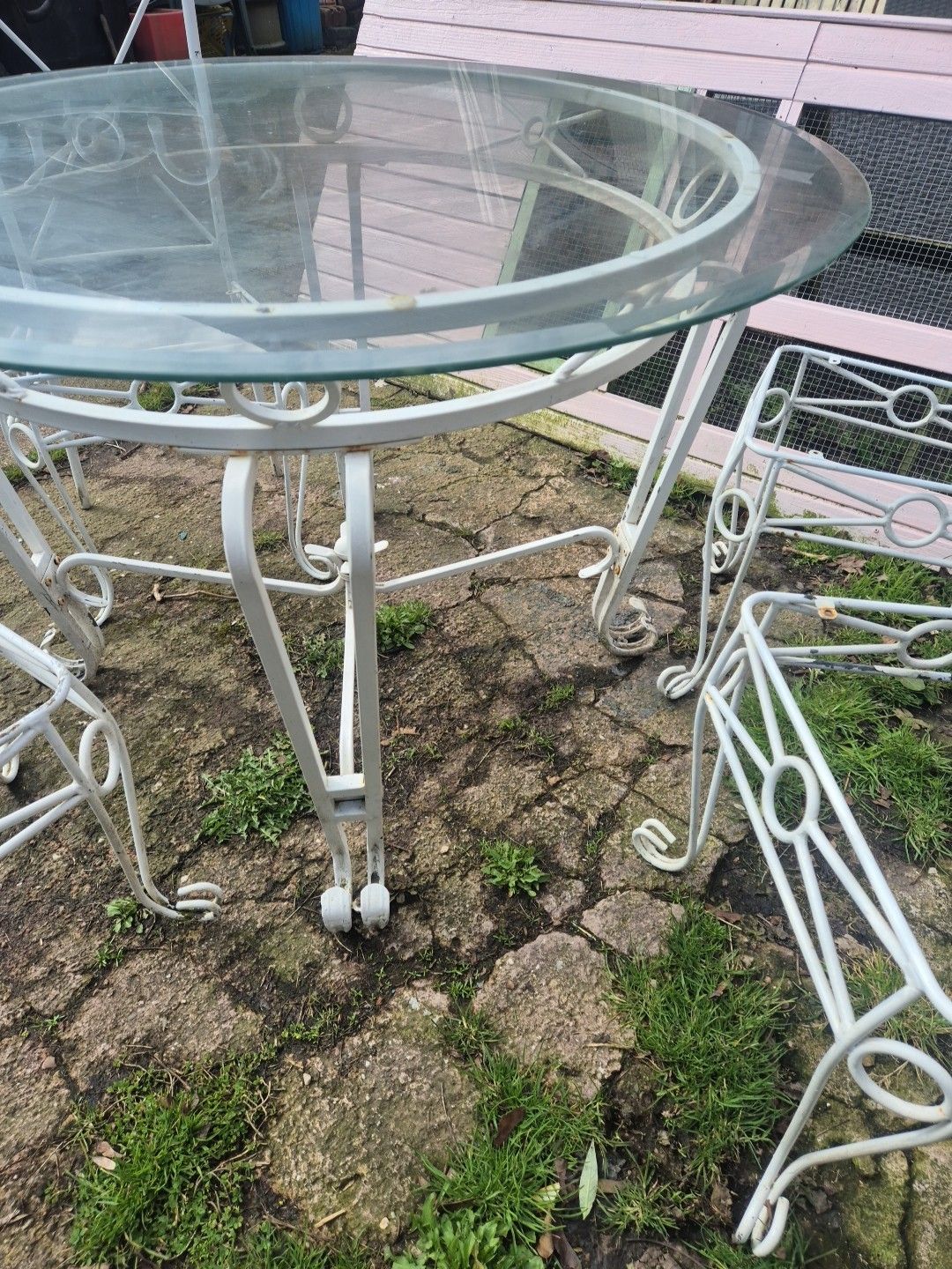 photo furniture Vintage White Ornate Metal Framed Round Garden/Outdoor Table & 4 Matching Chairs