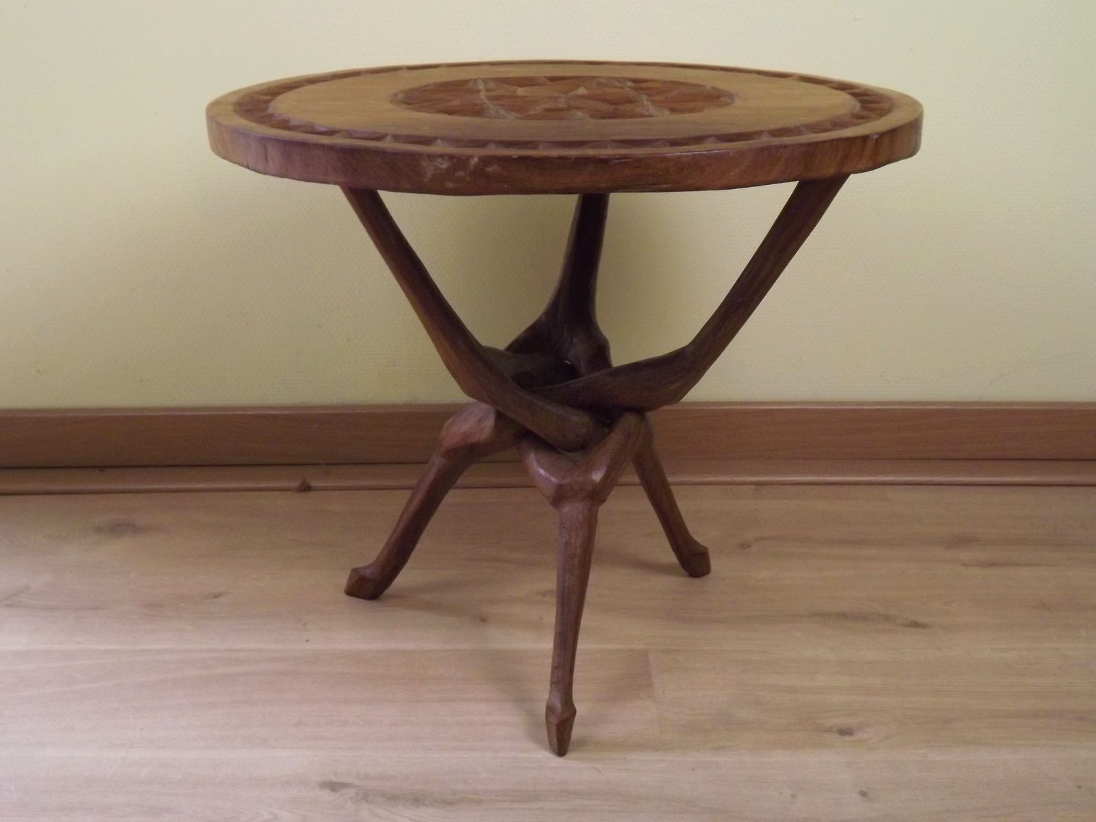 Table d'appoint en bois dur africain sculpté, plateau géométrique et pieds entrelacés photo Mobilier