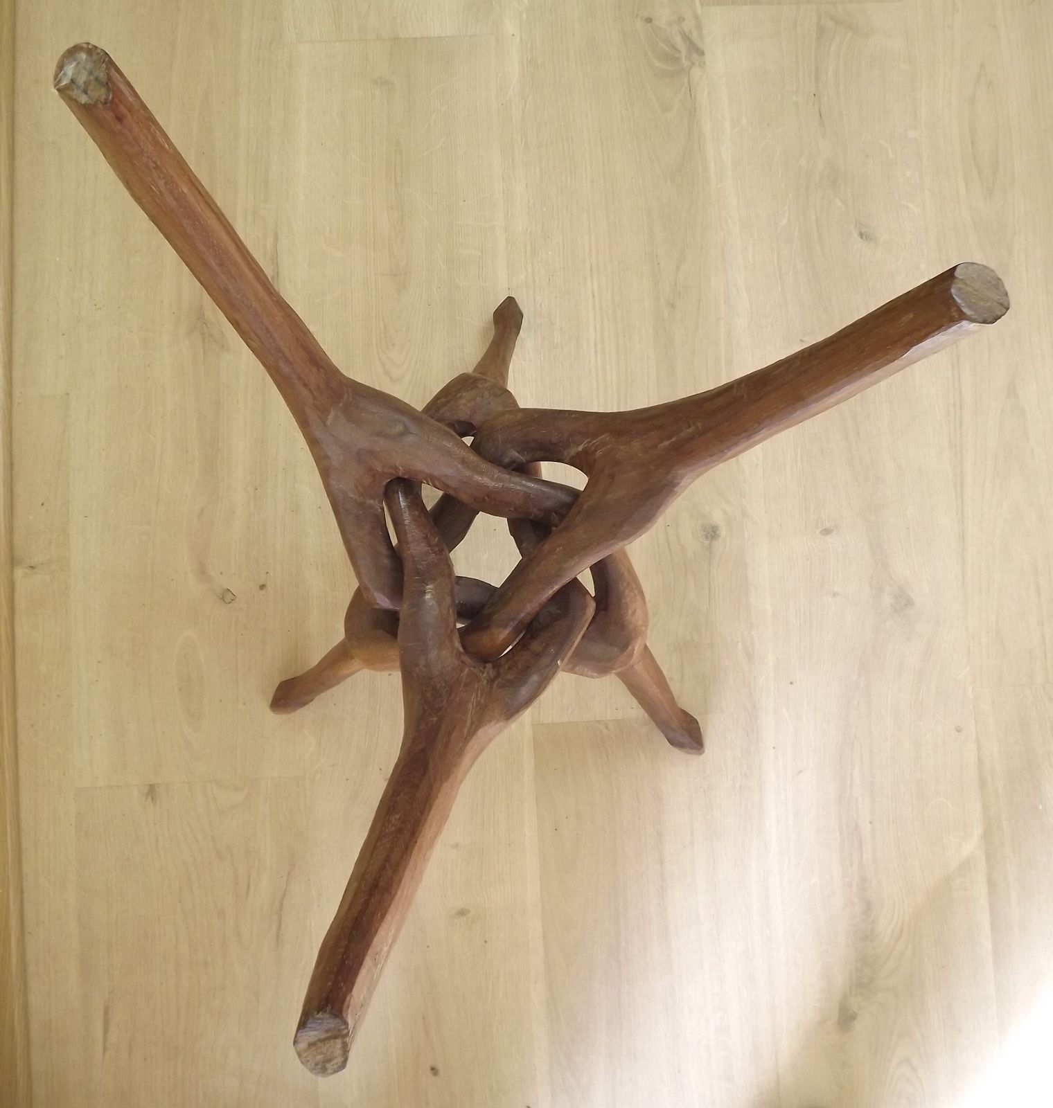 photo buy Table d'appoint en bois dur africain sculpté, plateau géométrique et pieds entrelacés
