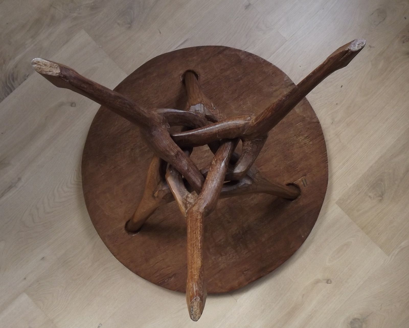 Table d'appoint en bois dur africain sculpté, plateau géométrique et pieds entrelacés photo 285.0