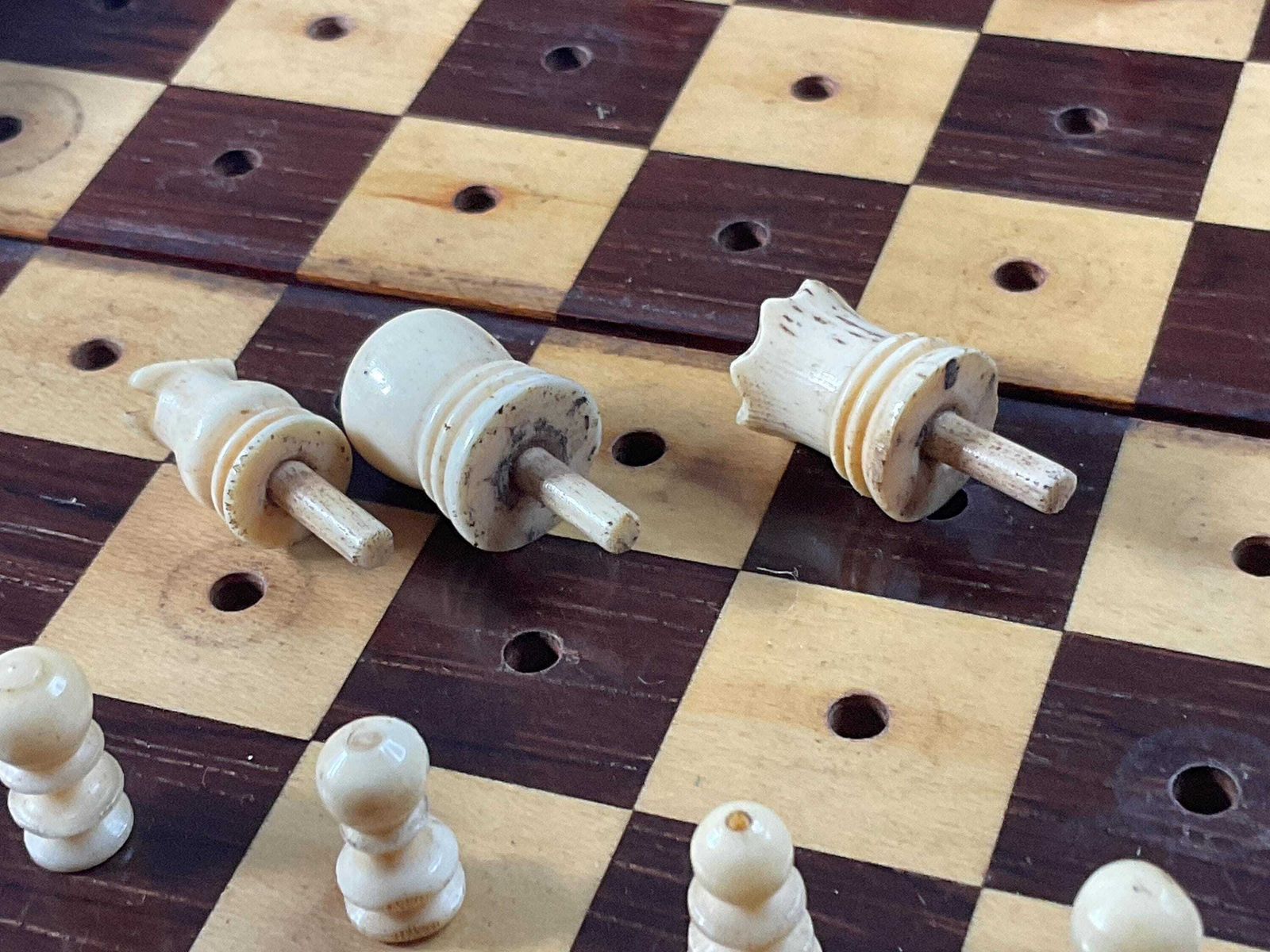 photo vintage Antique Victorian Mahogany Travel Chess Set – Hand Turned Bone Pieces – C.1880