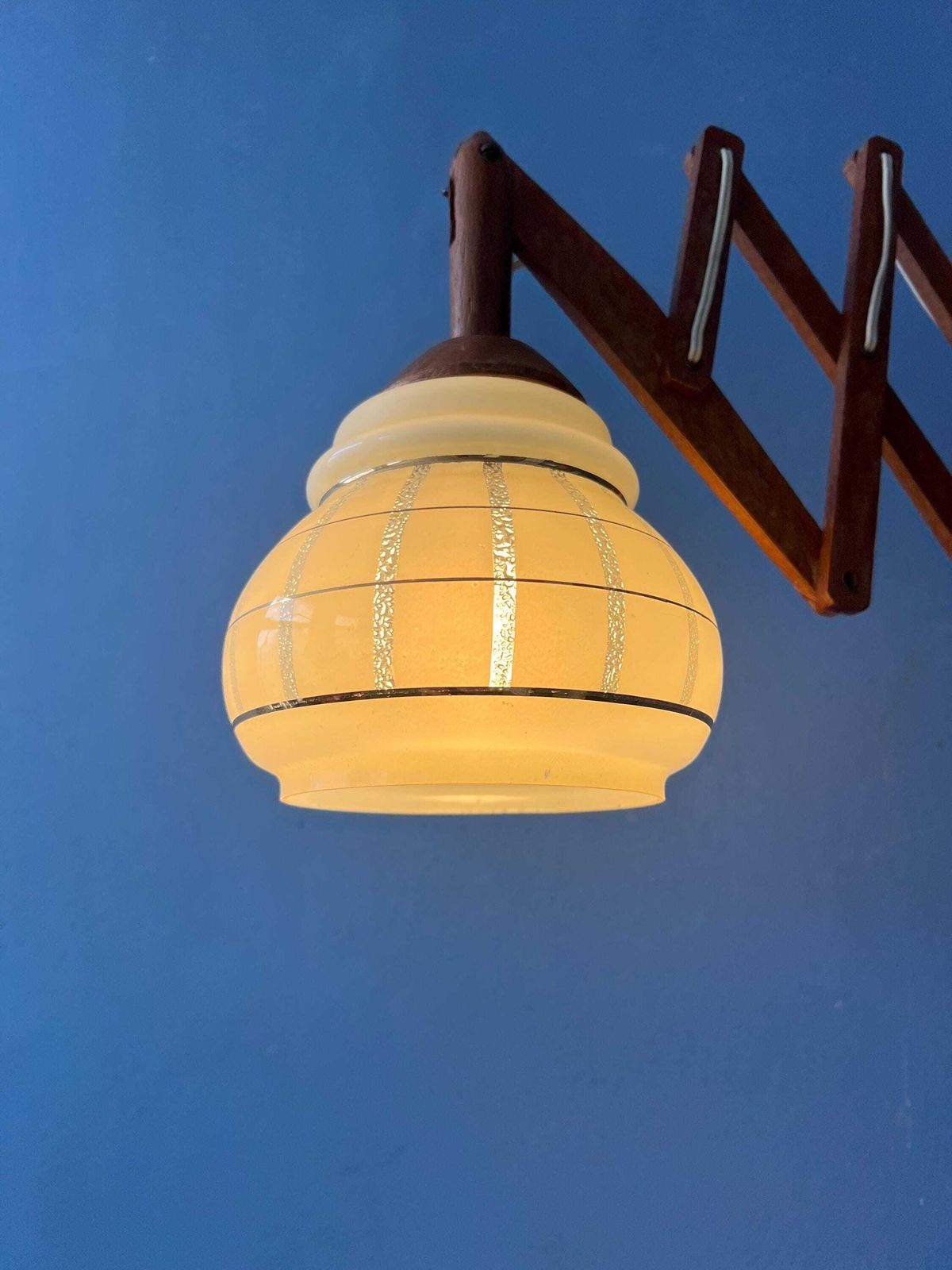 Vintage Teakhouten Schaarlamp Met Glazen Kap photo furniture