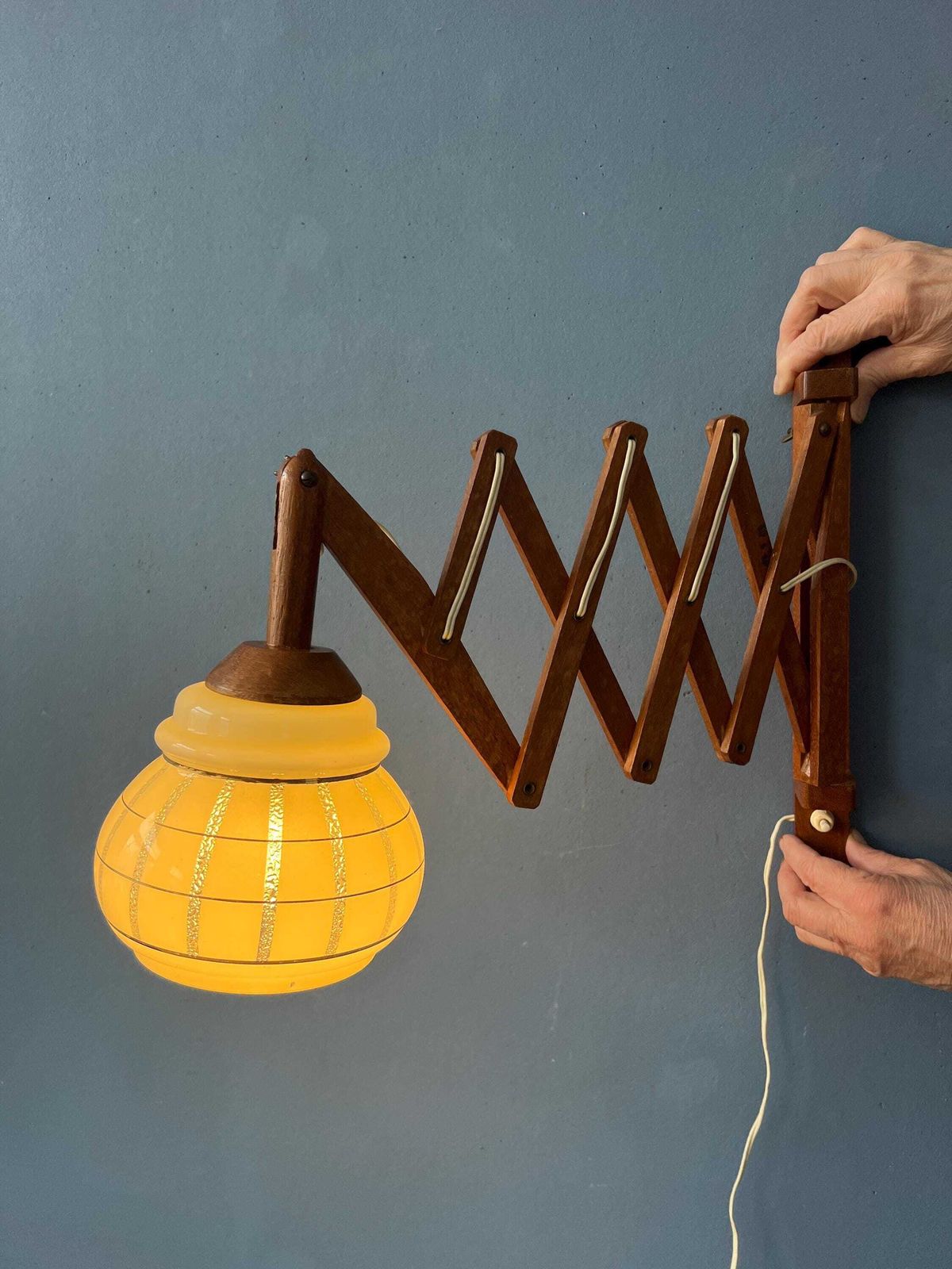 Vintage Teakhouten Schaarlamp Met Glazen Kap photo vinterior