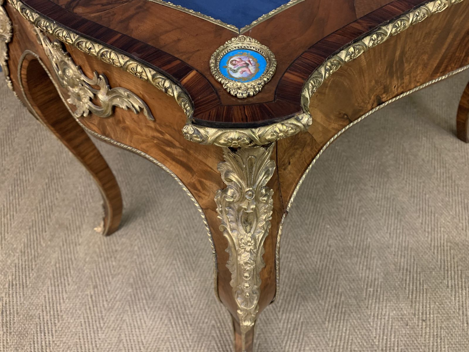 photo vinterior Fine 19th Century Bijouterie Table
