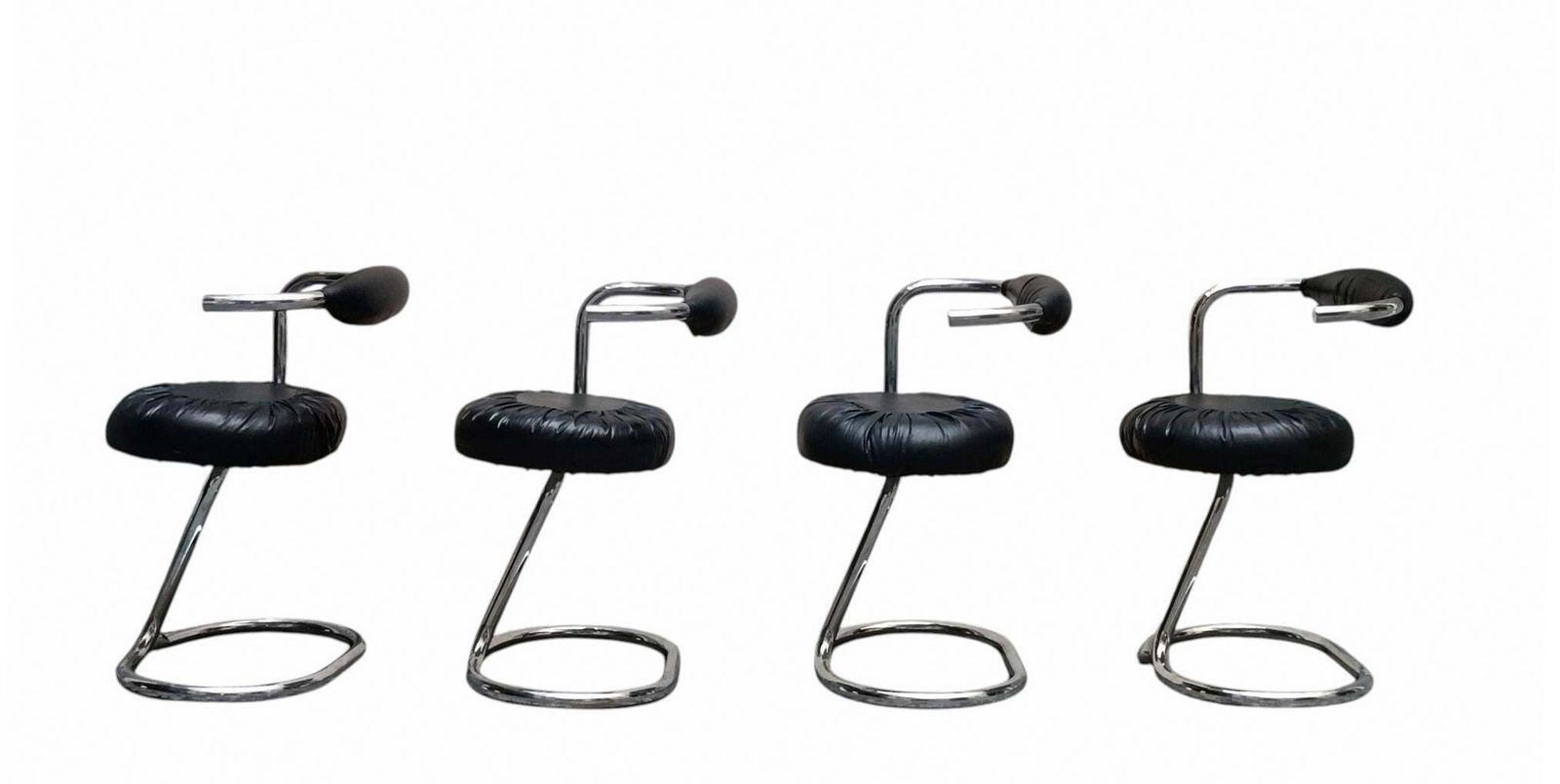 Giotto Stoppino Group Of 4 "Cobra" Chairs In Black Leather, Italy 1970s photo vinterior