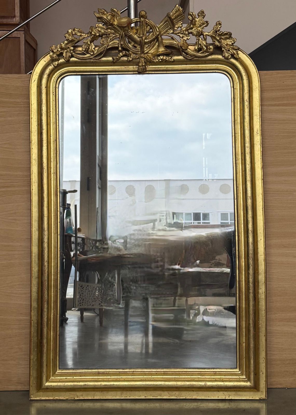Miroir vertical doré à fronton fleuri, France, XIXe siècle photo for sale