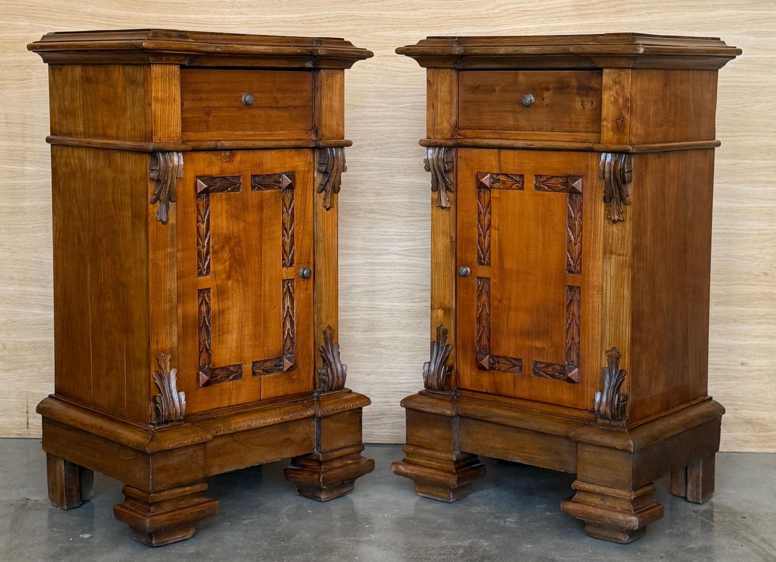 Tables de chevet provinciales françaises en noyer sculpté, tiroir et porte, 1920, lot de 2 photo 2282.0