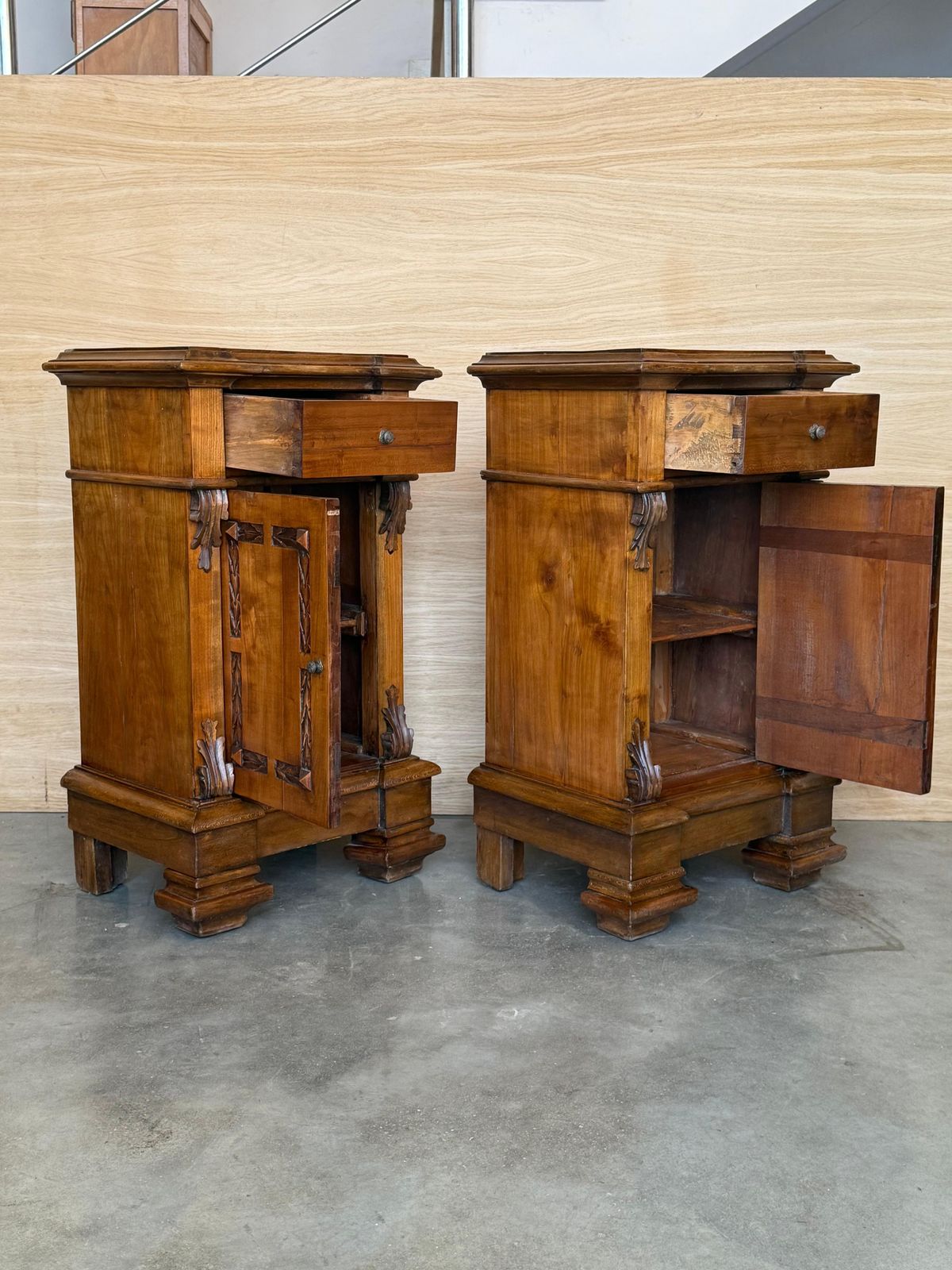 Tables de chevet provinciales françaises en noyer sculpté, tiroir et porte, 1920, lot de 2 photo vinterior