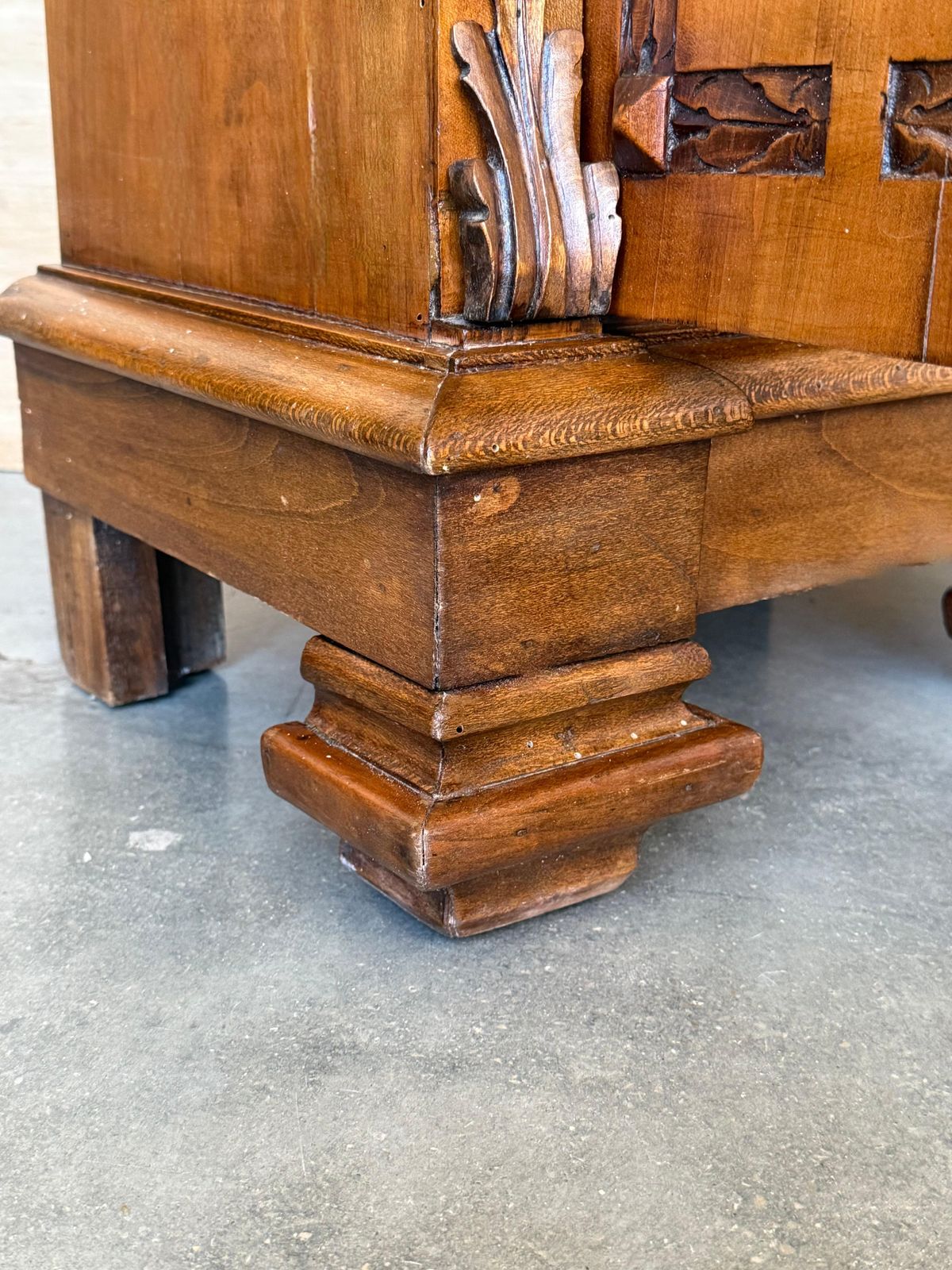 photo furniture Tables de chevet provinciales françaises en noyer sculpté, tiroir et porte, 1920, lot de 2