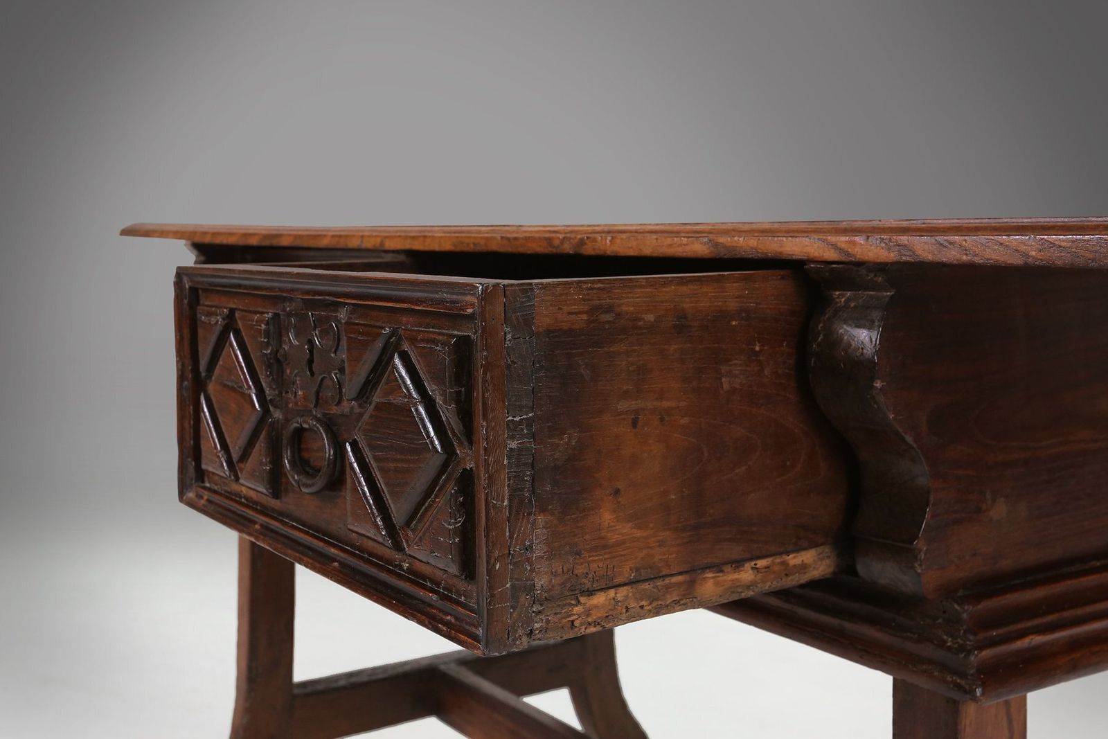 photo furniture Antique Spanish Console Table In Carved Oak With Drawers, 1700s