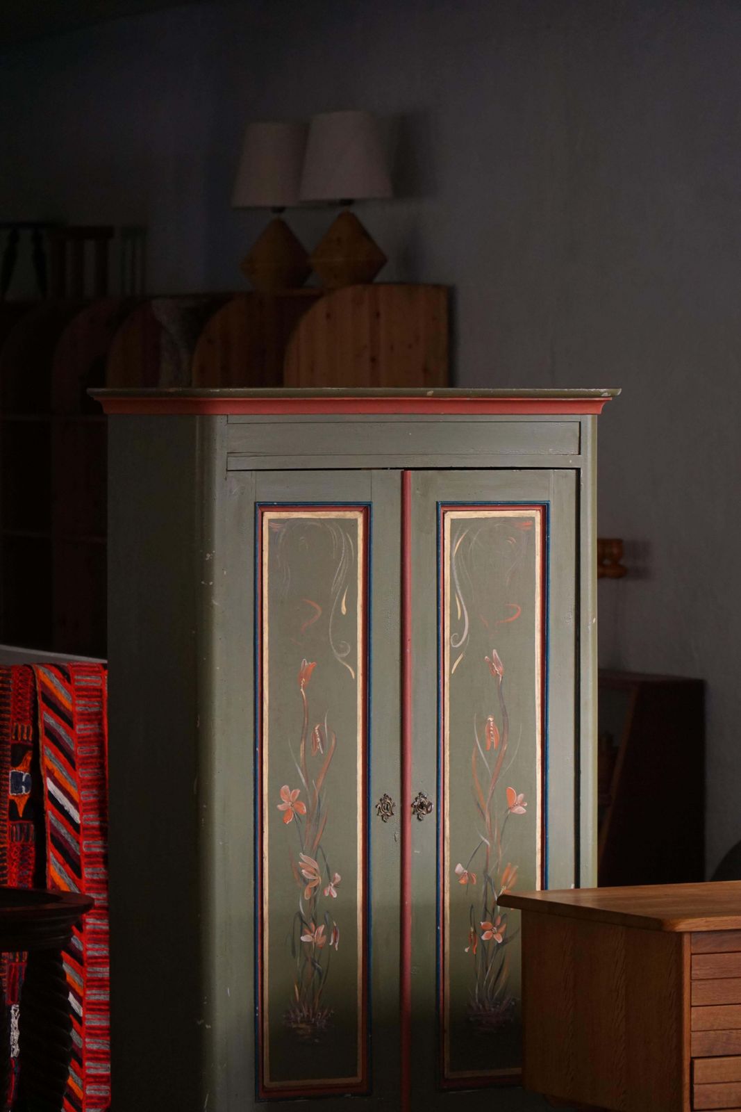 photo vintage Antique Danish Painted Cabinet With Floral Motifs, Folk Art, 19th Century