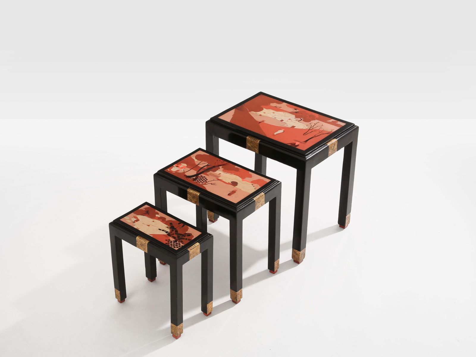 Série de trois tables gigognes, décor asiatique, bois ébonisé et doré, années 1920 photo for sale