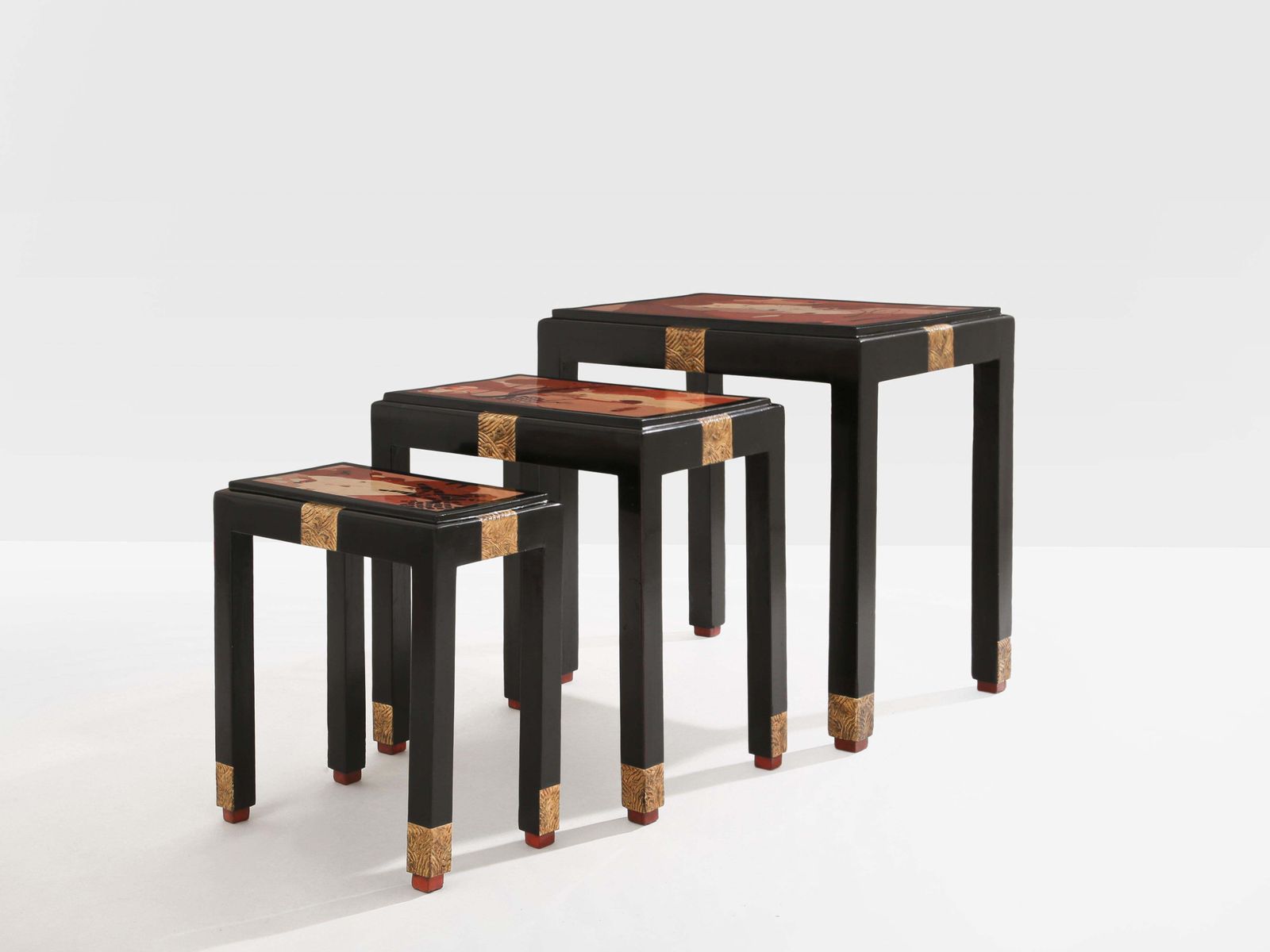 Série de trois tables gigognes, décor asiatique, bois ébonisé et doré, années 1920 photo Mobilier