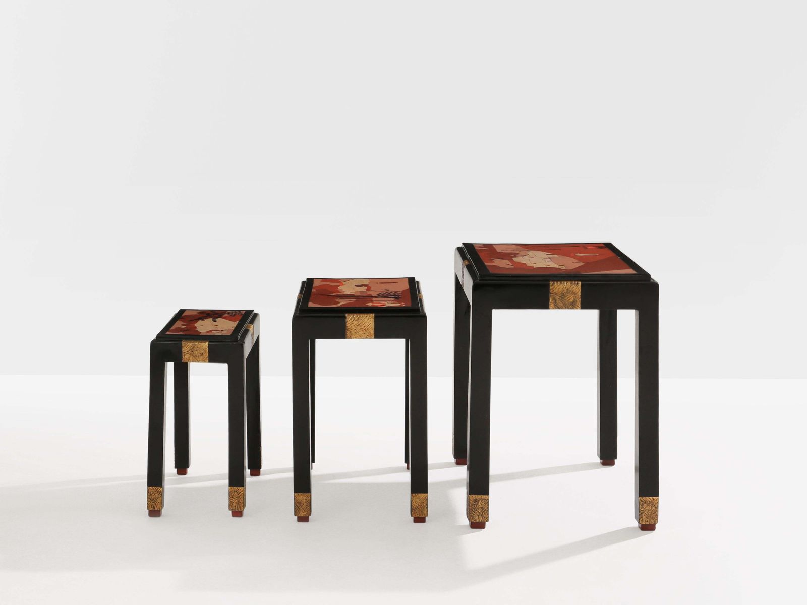 Mobilier Série de trois tables gigognes, décor asiatique, bois ébonisé et doré, années 1920 photo