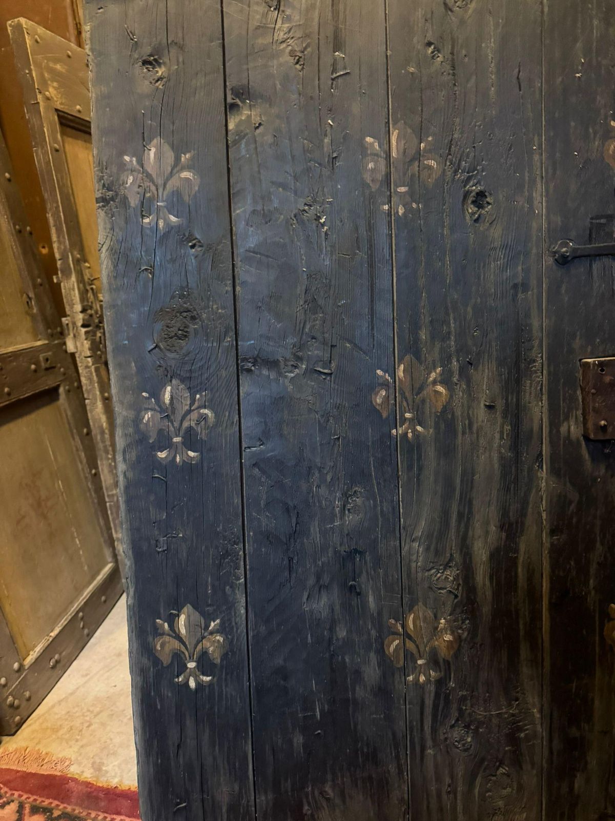 Rustic Lacquered Door With Lilies, 19th Century Era photo vinterior