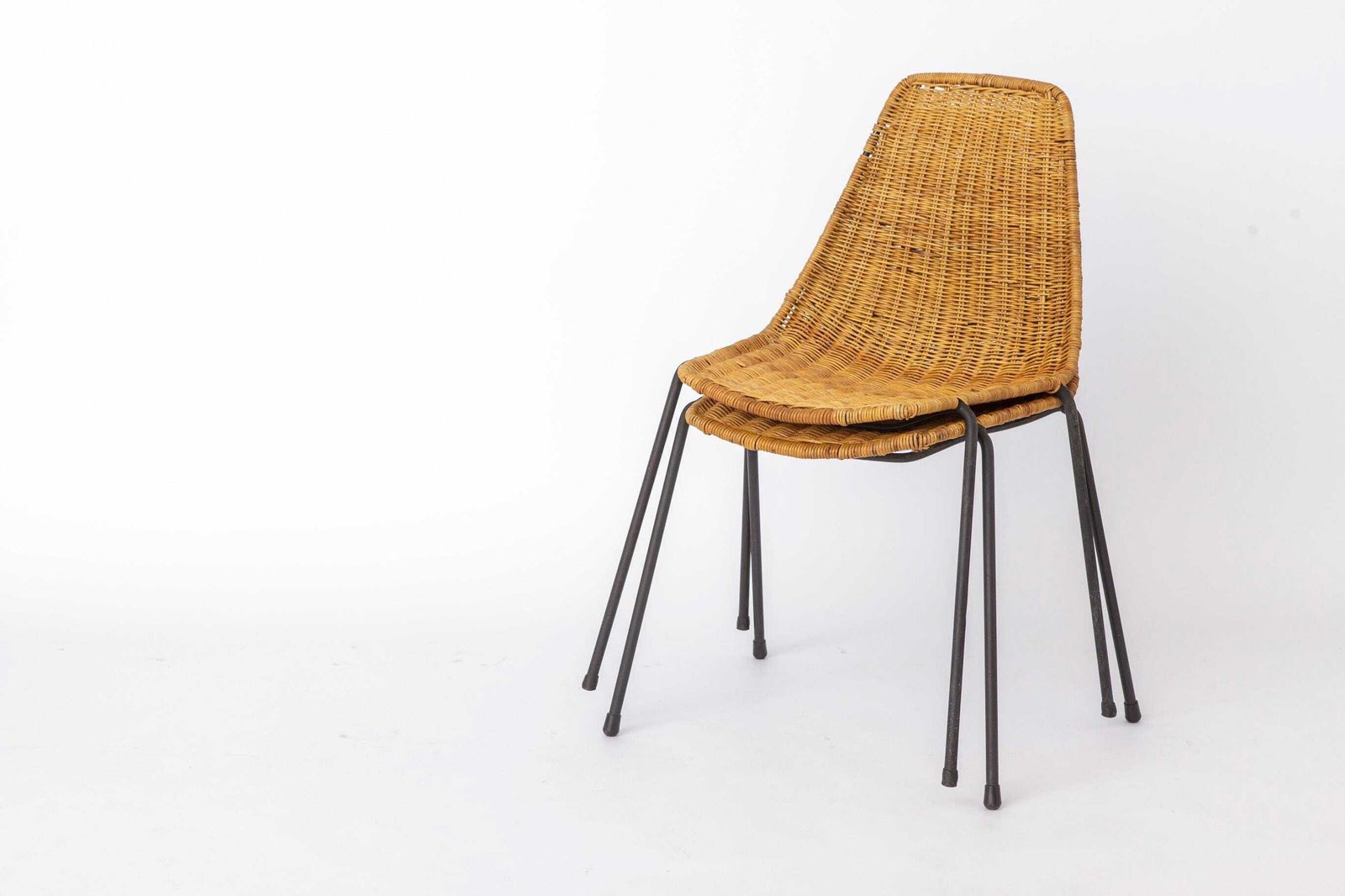 photo furniture Set Van 2 Gianfranco Legler Basket Chairs, Jaren 1950 Rotan Stoelen, Mid Century Zwitsers Design, Metaal & Vlechtwerk