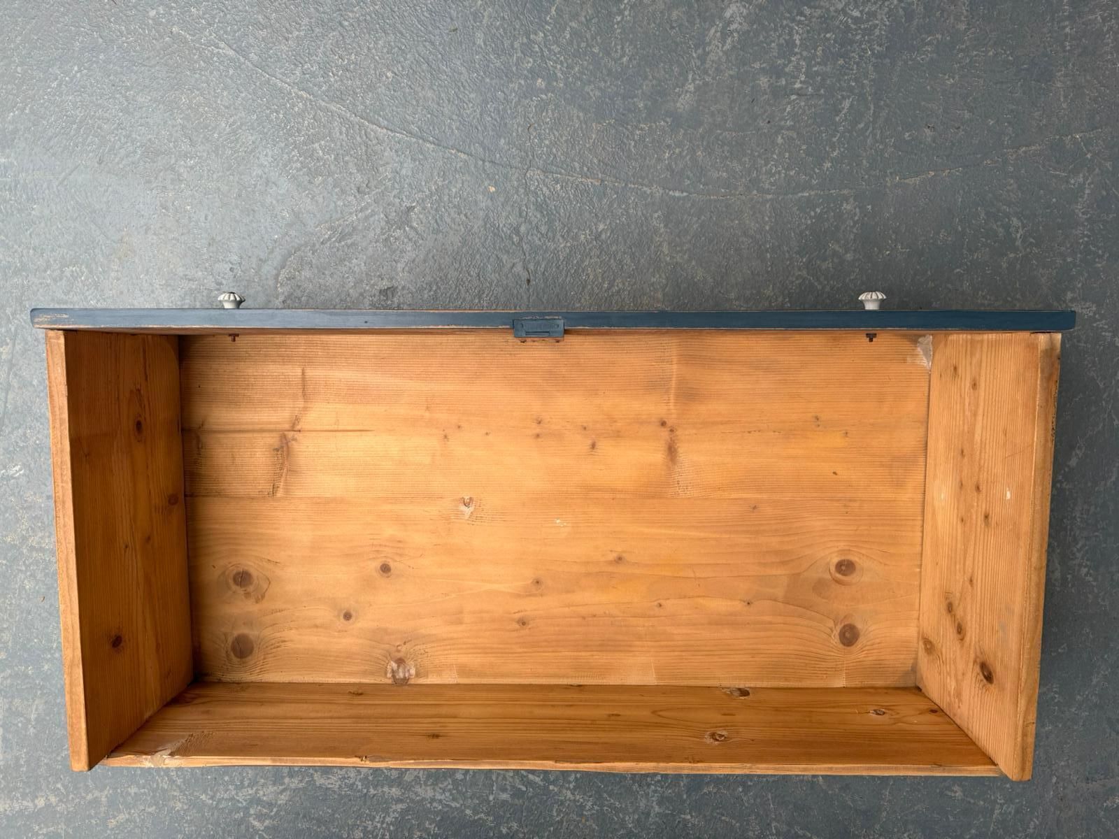 photo vinterior An Original Pine Victorian Painted Blue Carved 3 Drawer Chest Of Drawers