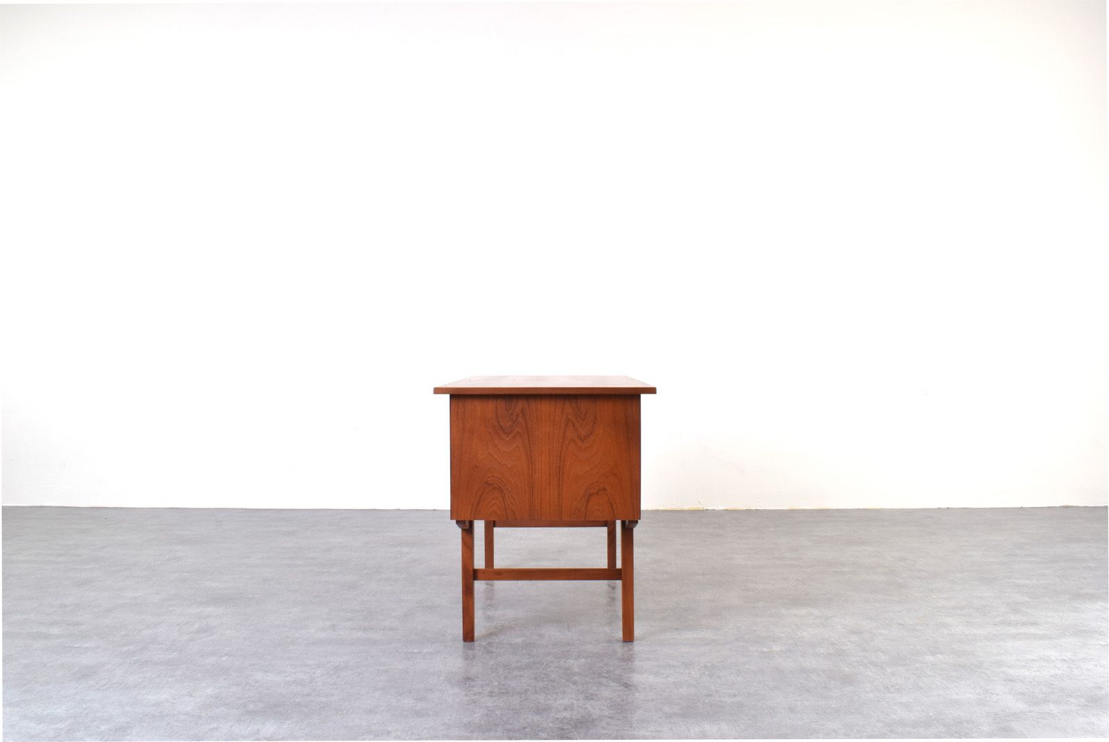 Mid Century Danish Teak Executive Desk, 1960s. photo vinterior