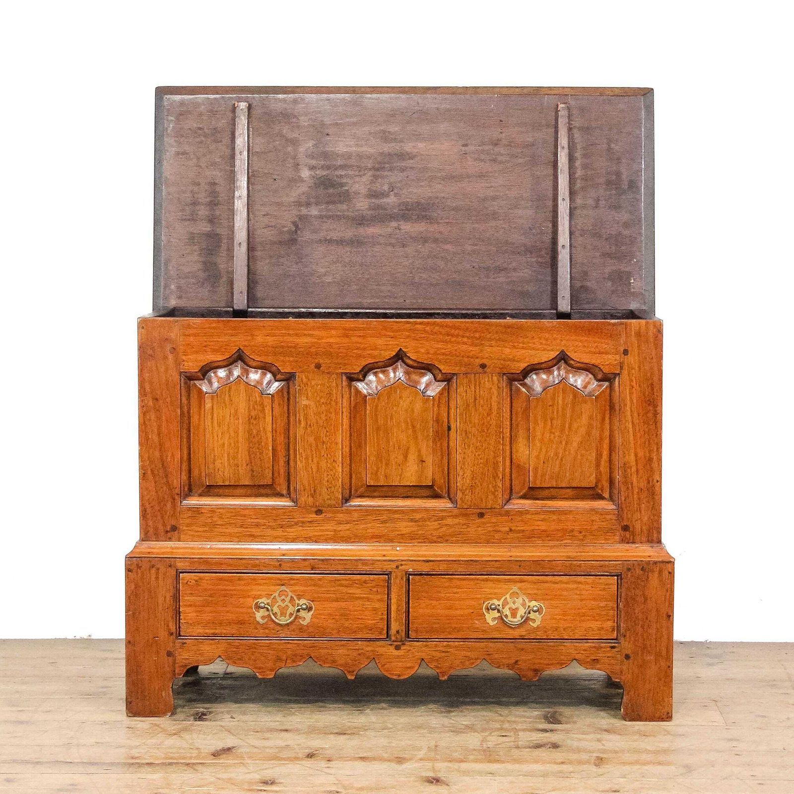 Traditional 18th Century Style Coffer Bach | Antique Furniture | Antique Storage | Antique Blanket Box | Welsh Antique (M 6751) photo for sale