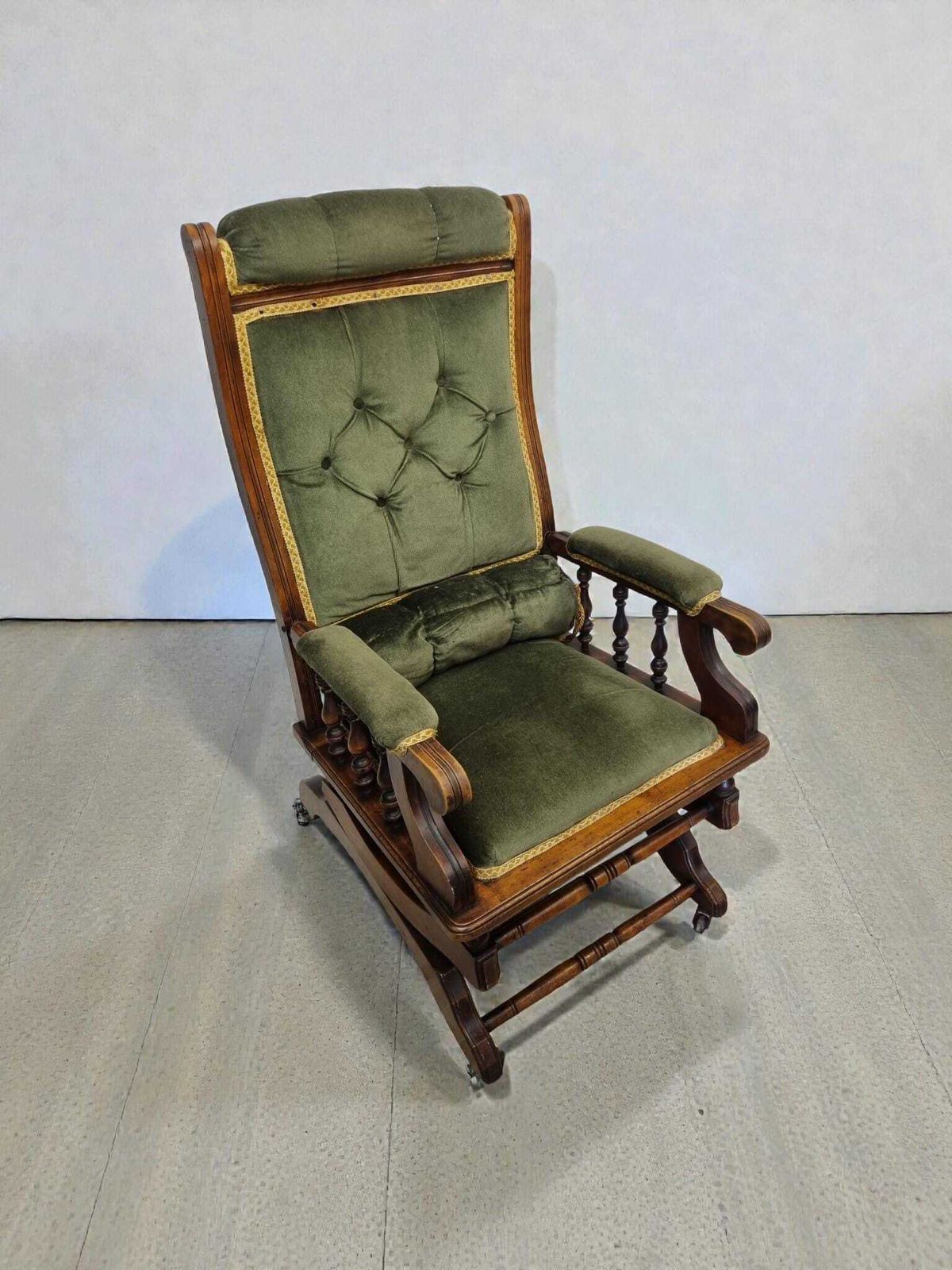 Antique Traditional American Rocking Chair / C.1920
