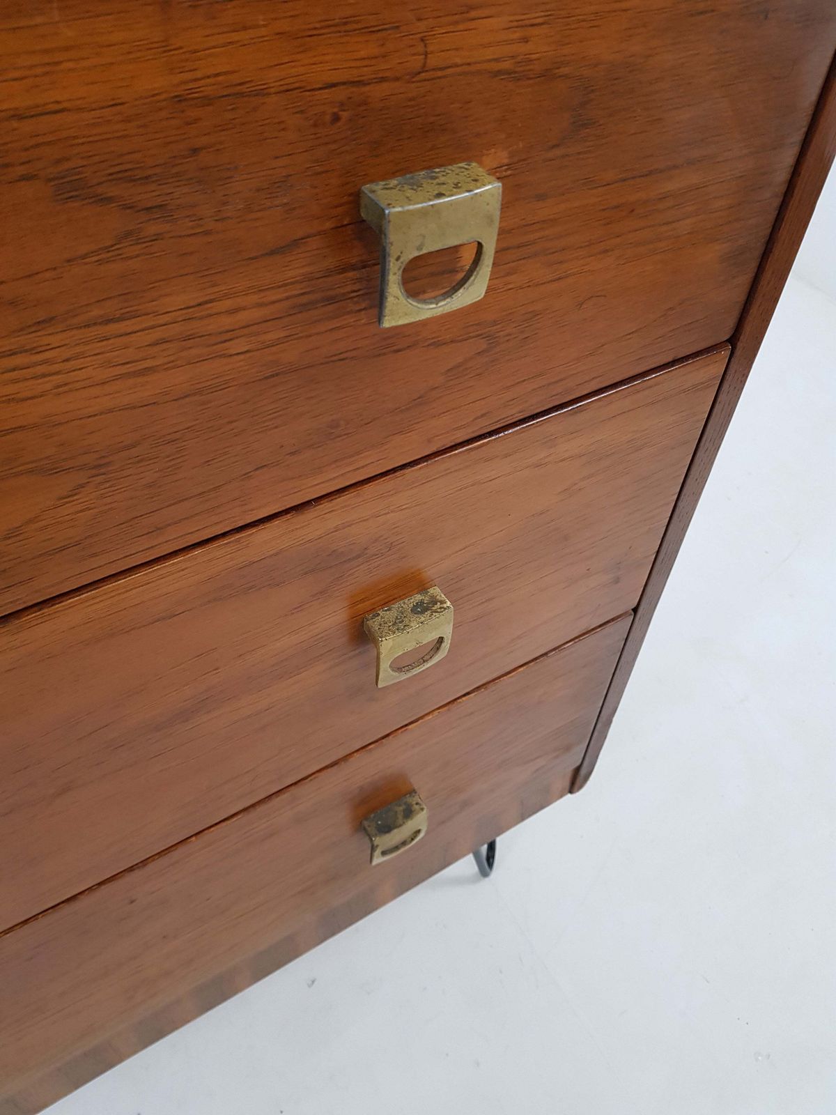 photo vintage Mid Century Oak Chest Of Drawers