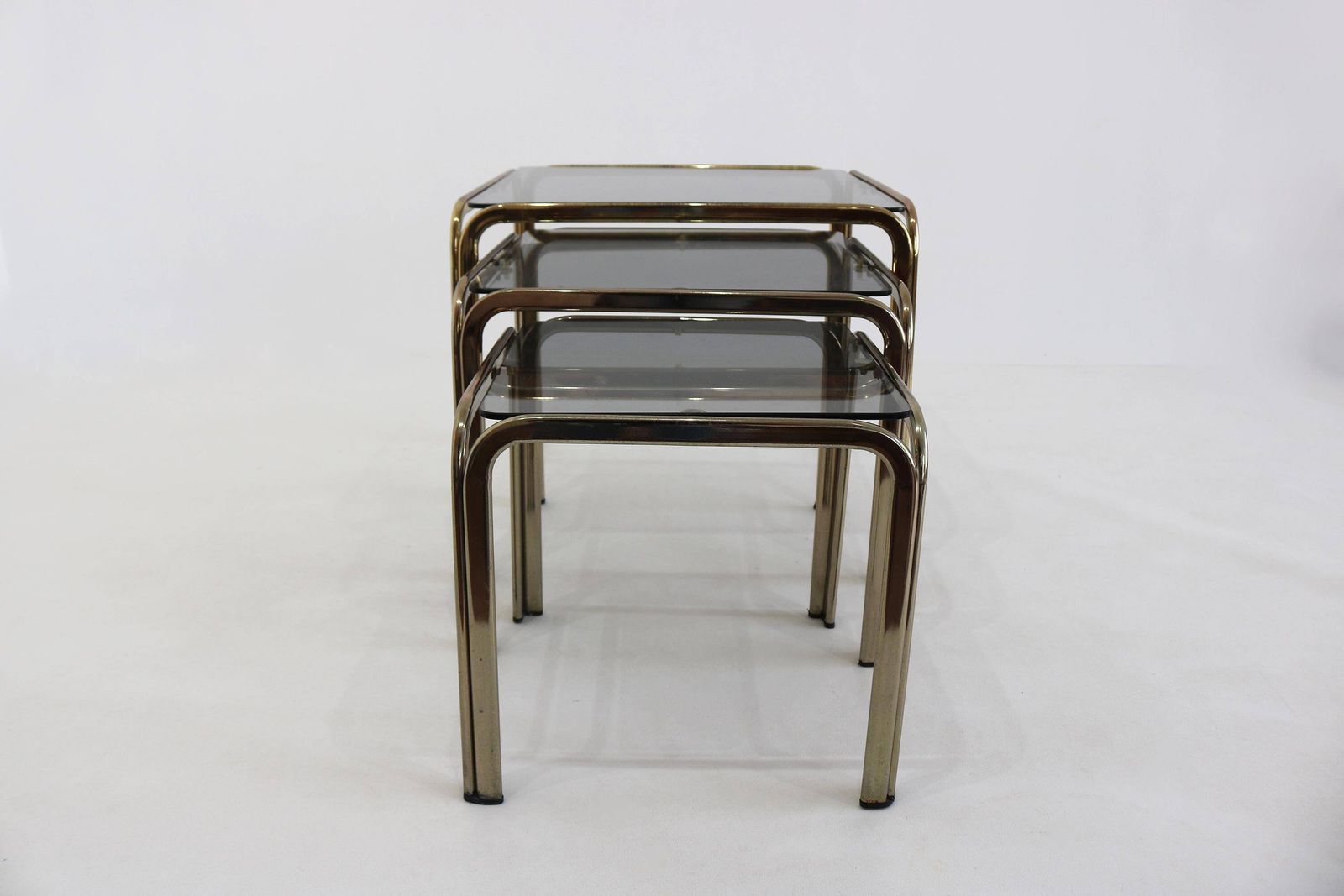 Vintage Mid Century Modern Rookglazen Bijzettafels – Goudkleurig Messing, Set Van 3 – Veelzijdige Salon  En Bijzettafels – Retro Italiaans Design photo vintage